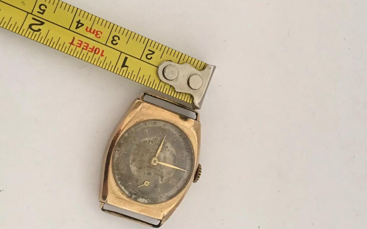 9 Karat Gold Vintage Helvetia Hand-Winding Wristwatch For Sale 2