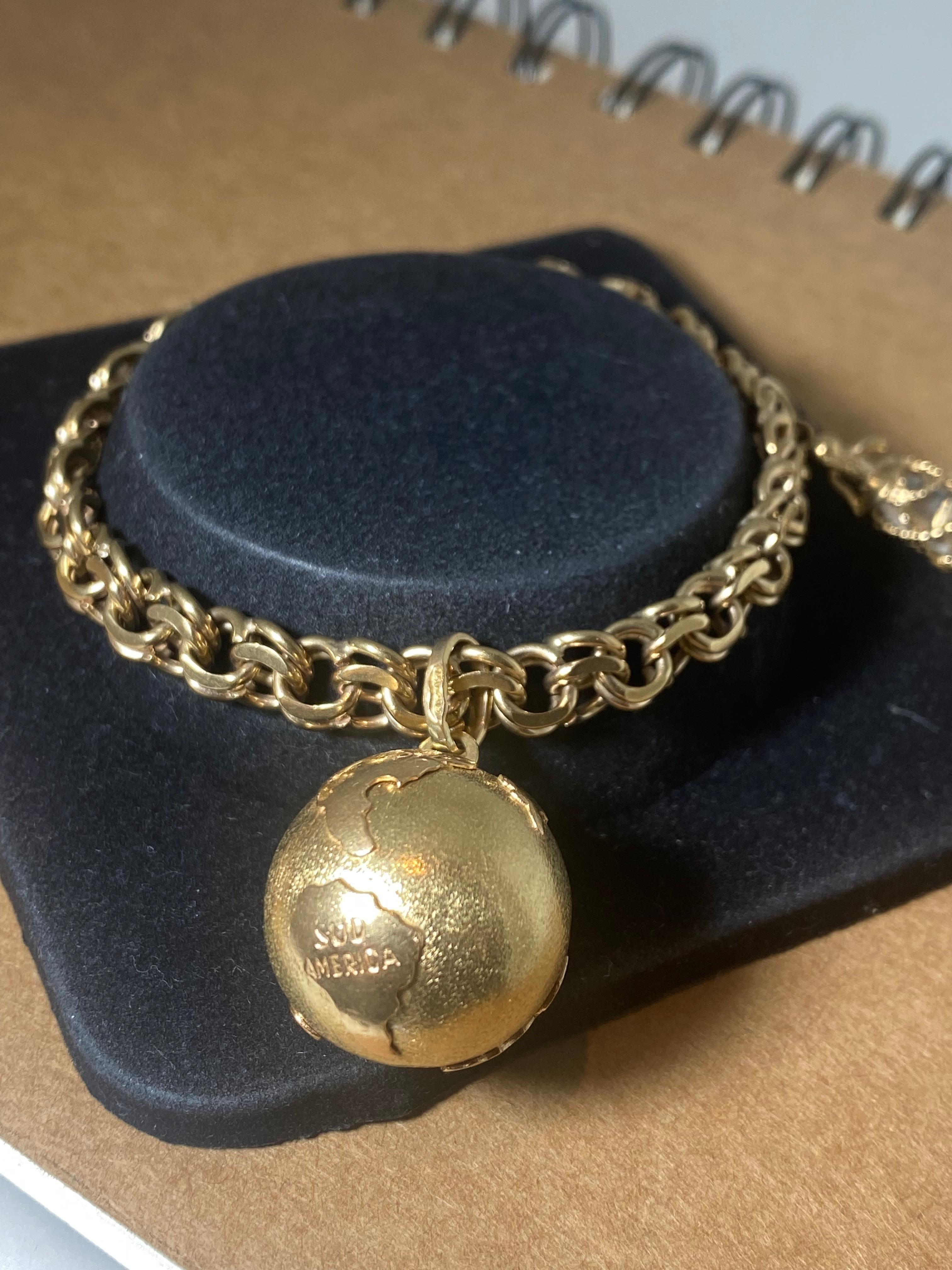 Vintage By c1970's Italienisch/ Englisch, 
dieser Charme Armband ist schwer und solide, 
dennoch leicht zu tragen und sieht fantastisch aus!

~~~

Mit doppeltem (parallelem) Gliederarmband, 
gefertigt aus massivem 9K Gelbgold & 
2 große 18K & 9K