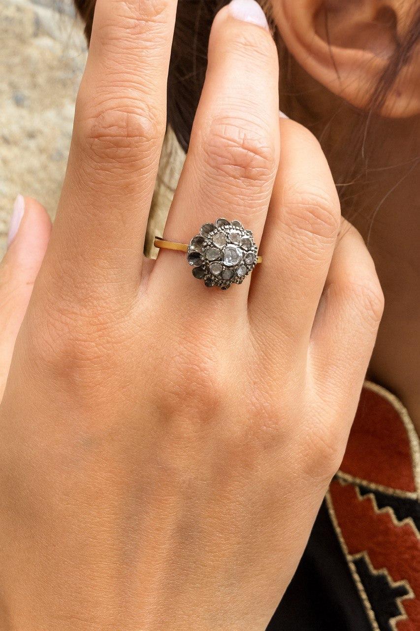 Viktorianischer Diamantring im Rosenschliff . 
Dieser Ring hat einen zentralen Rosenschliff, der von 8 kleineren Rosenschliffen umrahmt wird.
Gesamtgewicht des Rosenschliffs: etwa 0,60c 