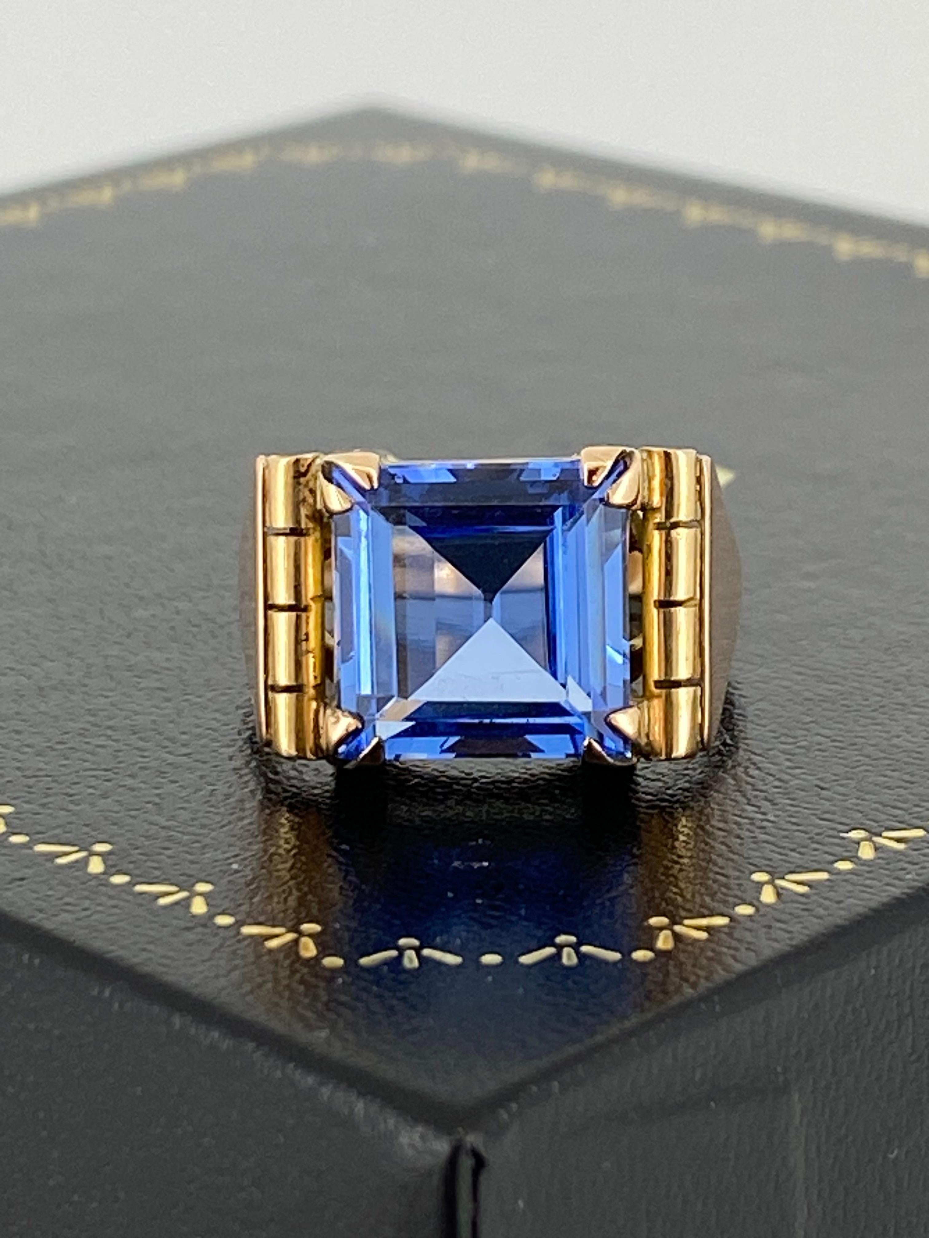 9K Rose Gold & 5.00ct Square Synthetic Sapphire Retro Mens' Signet Ring For Sale 1