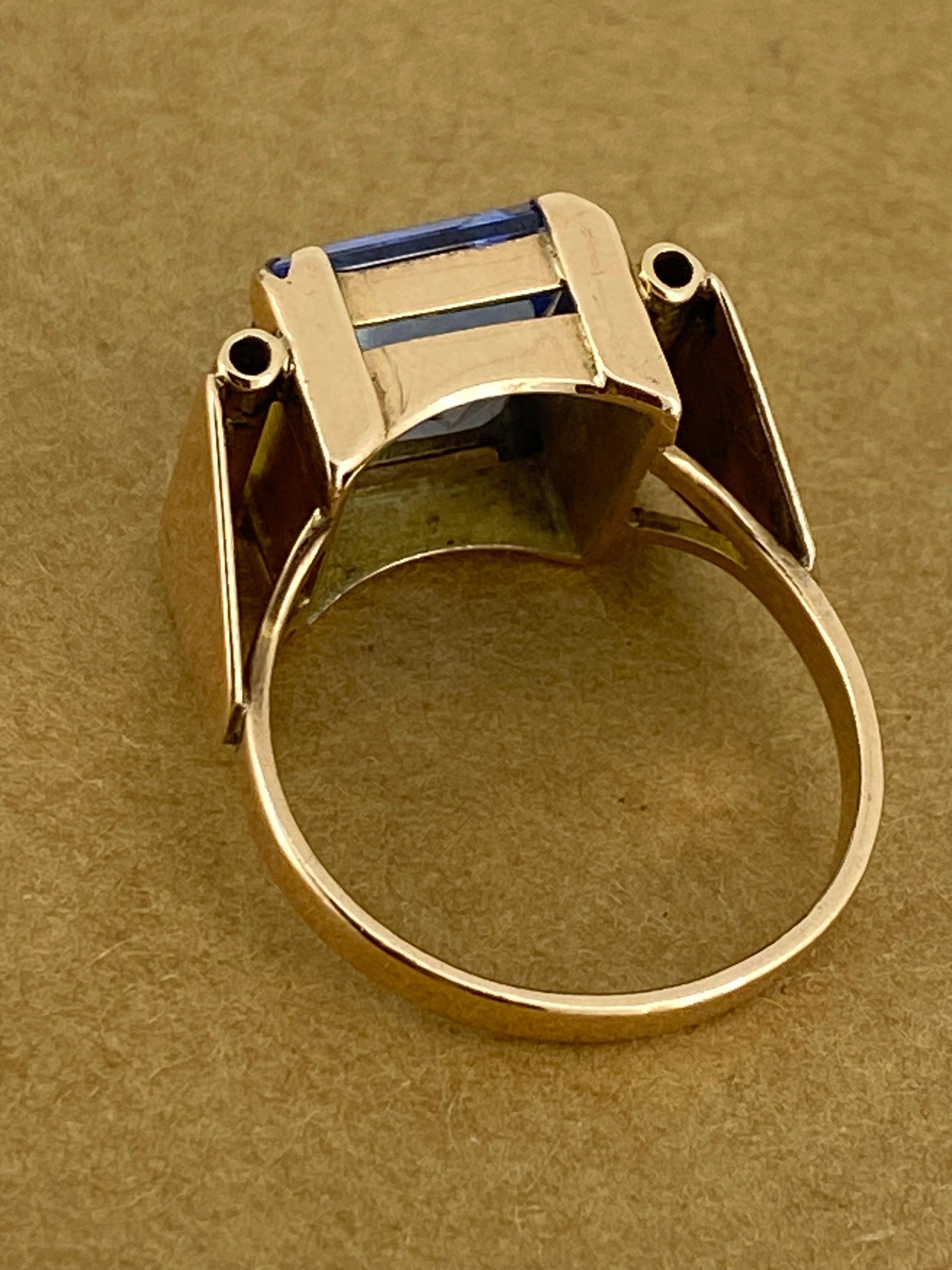 9K Rose Gold & 5.00ct Square Synthetic Sapphire Retro Mens' Signet Ring For Sale 3