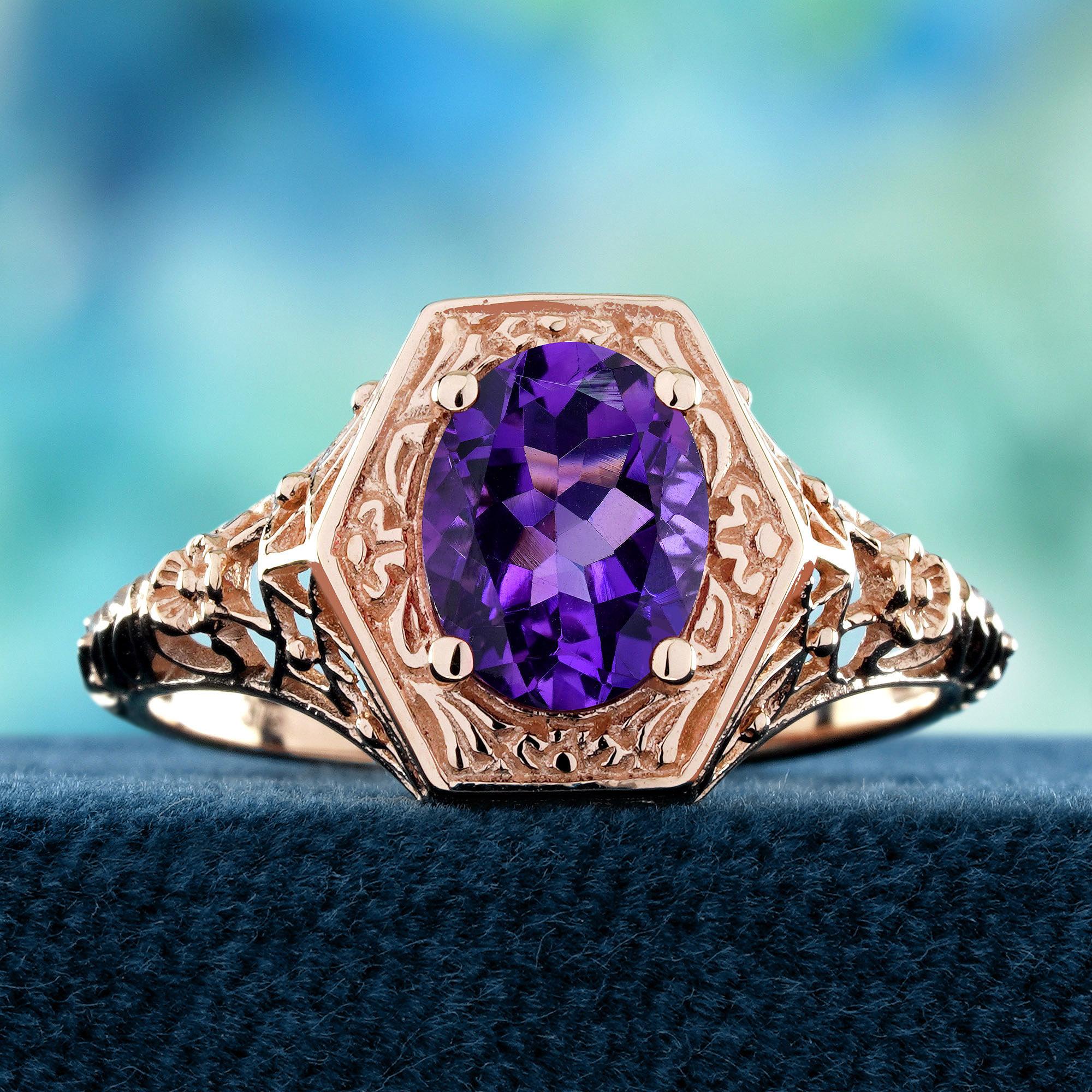 Ein leuchtender Amethyst in einer klassischen Zackenfassung in der Mitte. Der violette Edelstein glänzt mit Tiefe und Eleganz und ist der perfekte Blickfang. Zarte, filigrane Details entlang des Bandes sorgen für einen Hauch von Vintage, voller