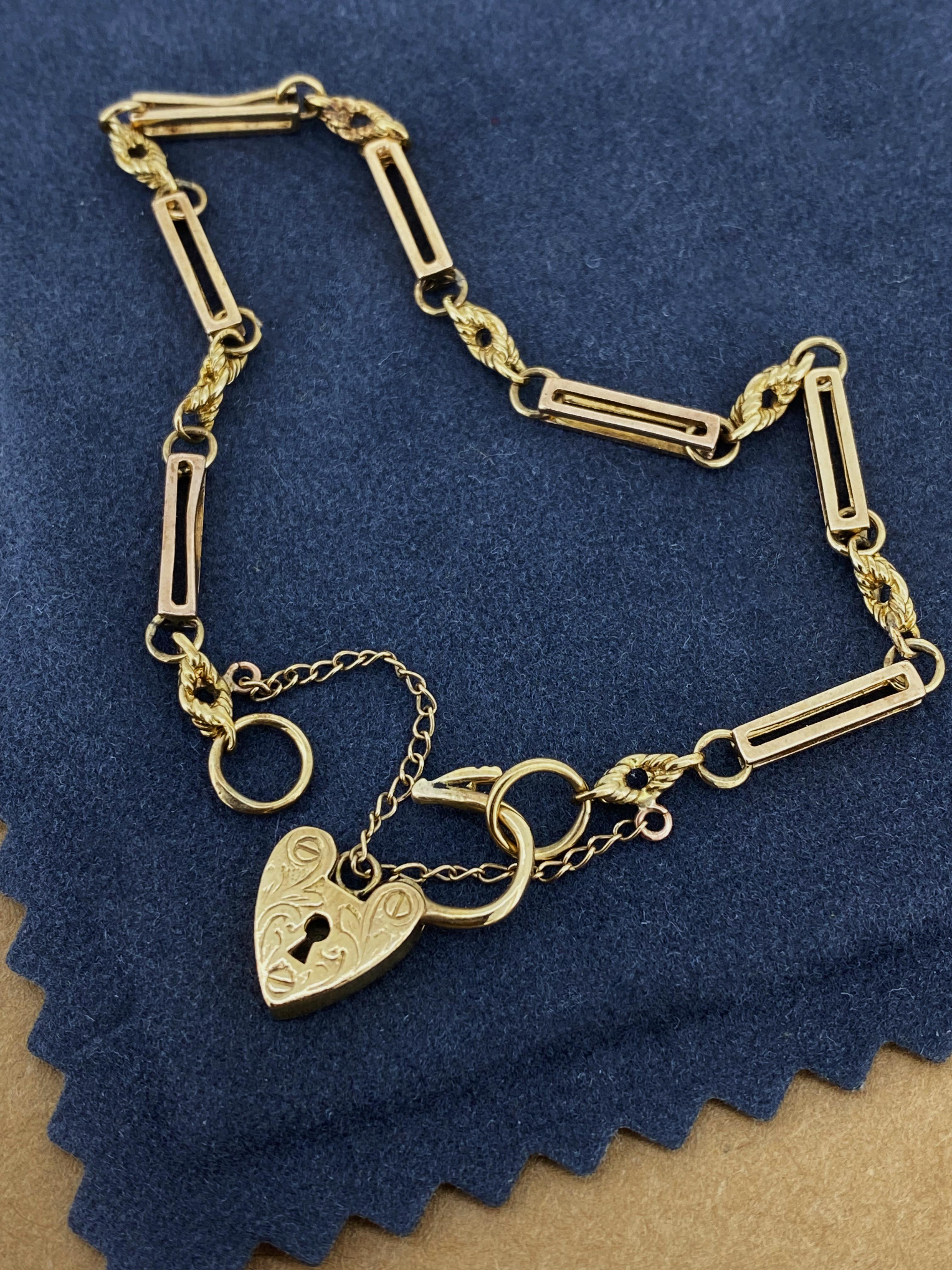 Un braccialetto con lucchetto iconico ed eternamente popolare.
è in ottime condizioni, 
risalente a circa gli anni '60 

Realizzato meticolosamente in oro rosa 9K, 
Il bracciale presenta un insolito e raro 
Combinazione di barre, belcher e maglie