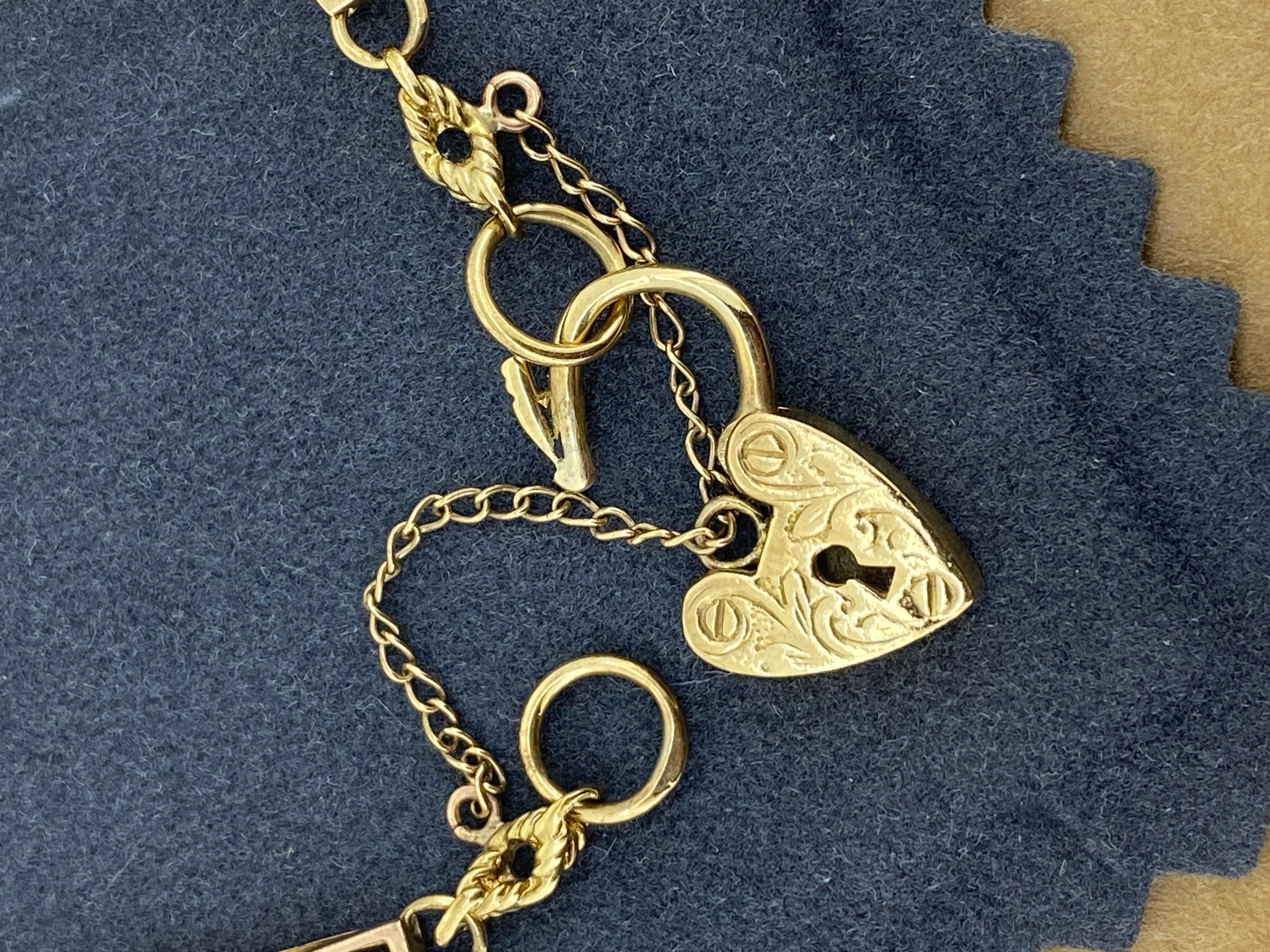 Bracciale in oro rosa 9K con lucchetto e maglie Belcher finemente inciso, anni '60, retrò In condizioni ottime in vendita a MELBOURNE, AU