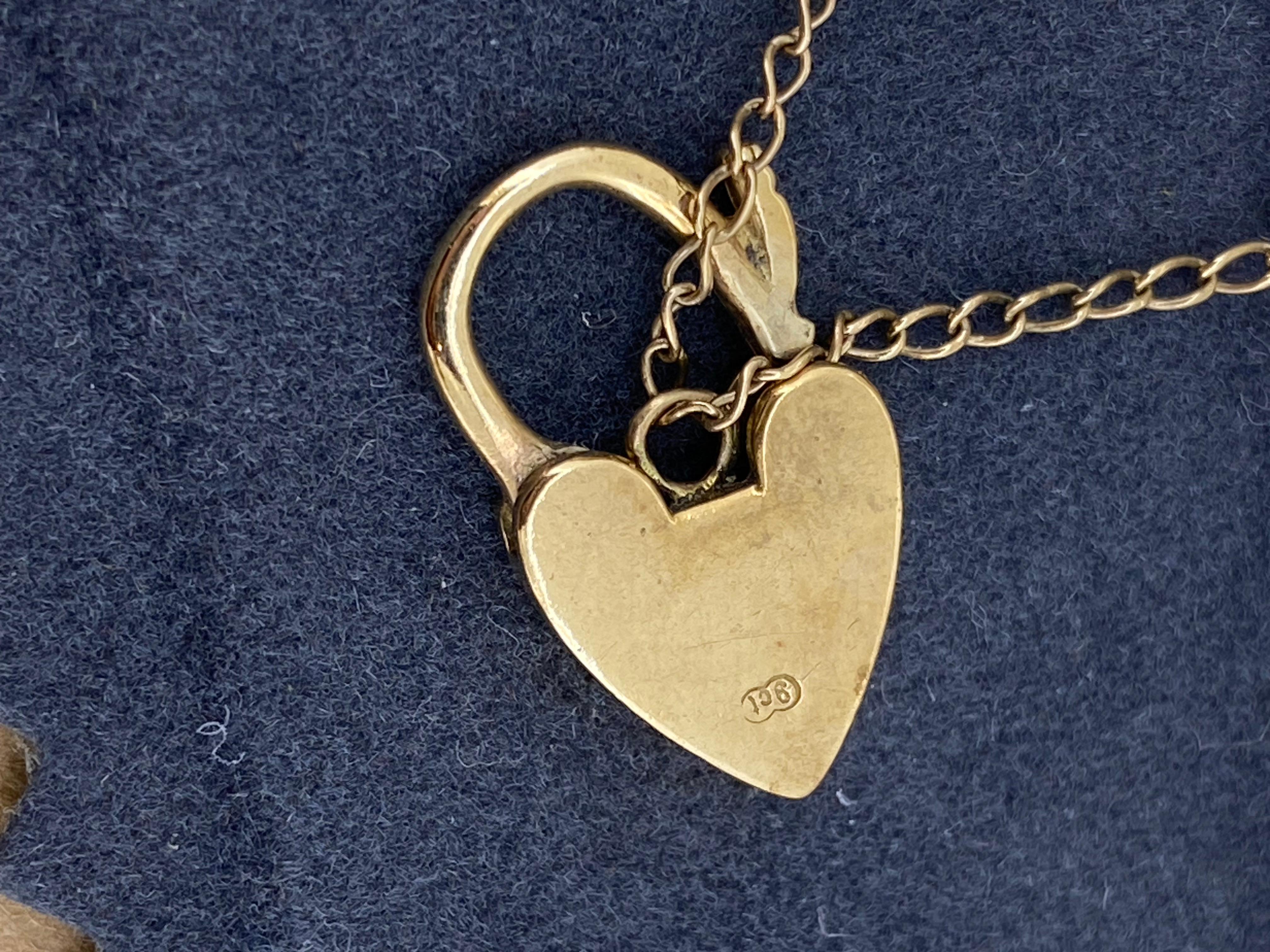 Donna Bracciale in oro rosa 9K con lucchetto e maglie Belcher finemente inciso, anni '60, retrò in vendita