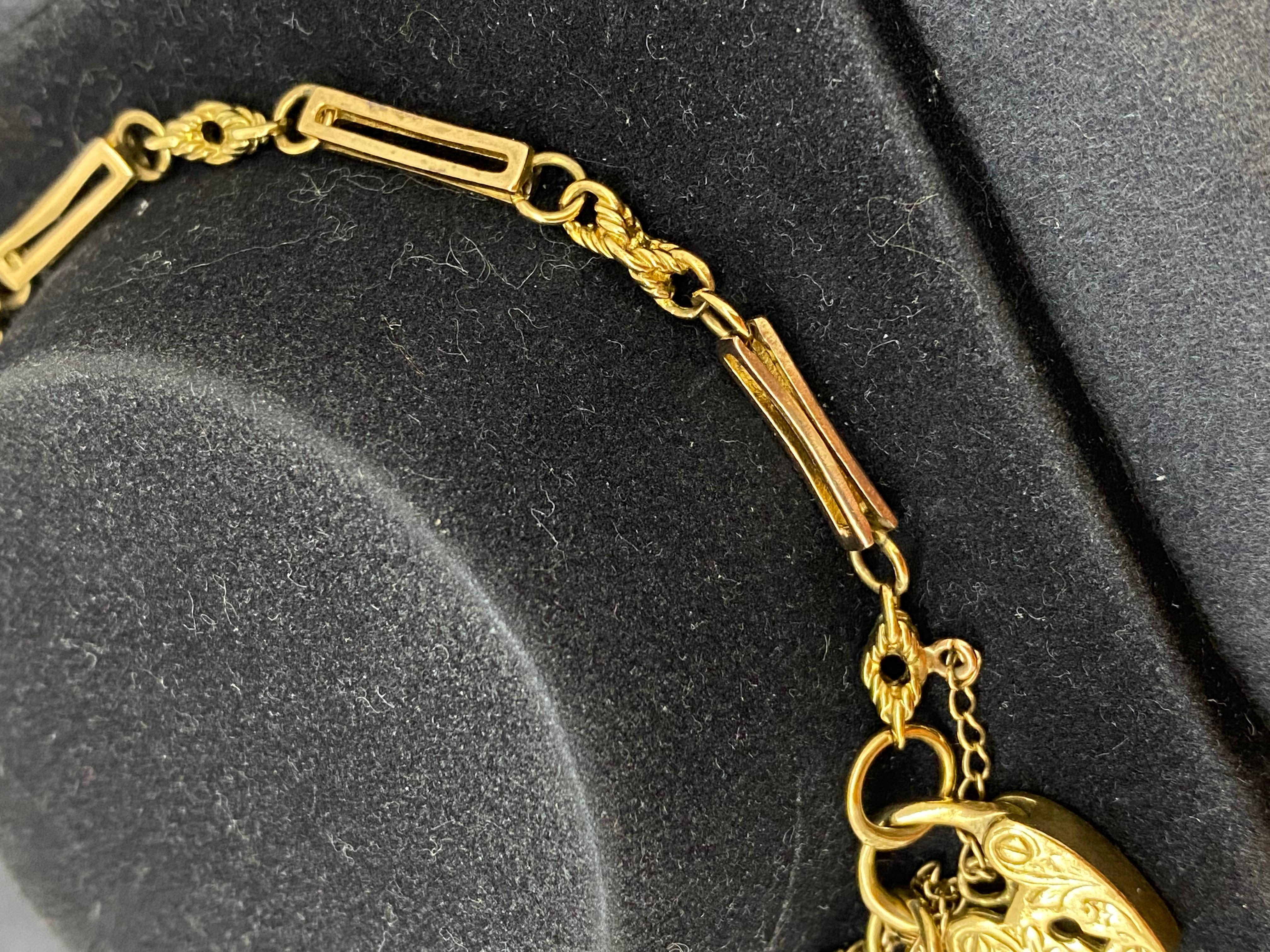 Bracciale in oro rosa 9K con lucchetto e maglie Belcher finemente inciso, anni '60, retrò in vendita 1