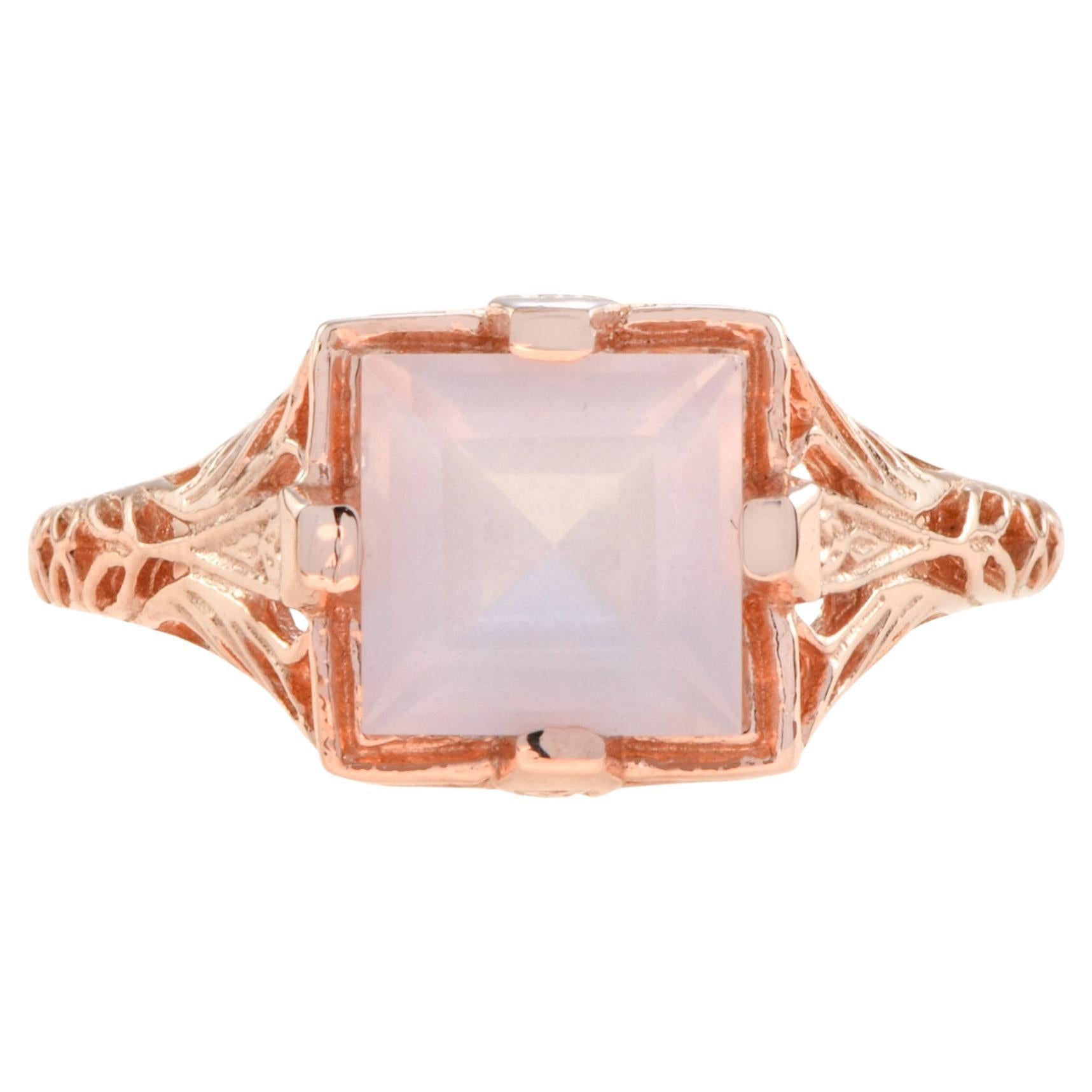 Filigraner Ring mit einem bezaubernden quadratischen natürlichen Rosenquarz, der in Zacken gefasst ist, um seine sanften, beruhigenden Rosatöne zur Geltung zu bringen. Das filigrane Blumenmuster auf den Schultern verleiht dem Ring eine zarte,
