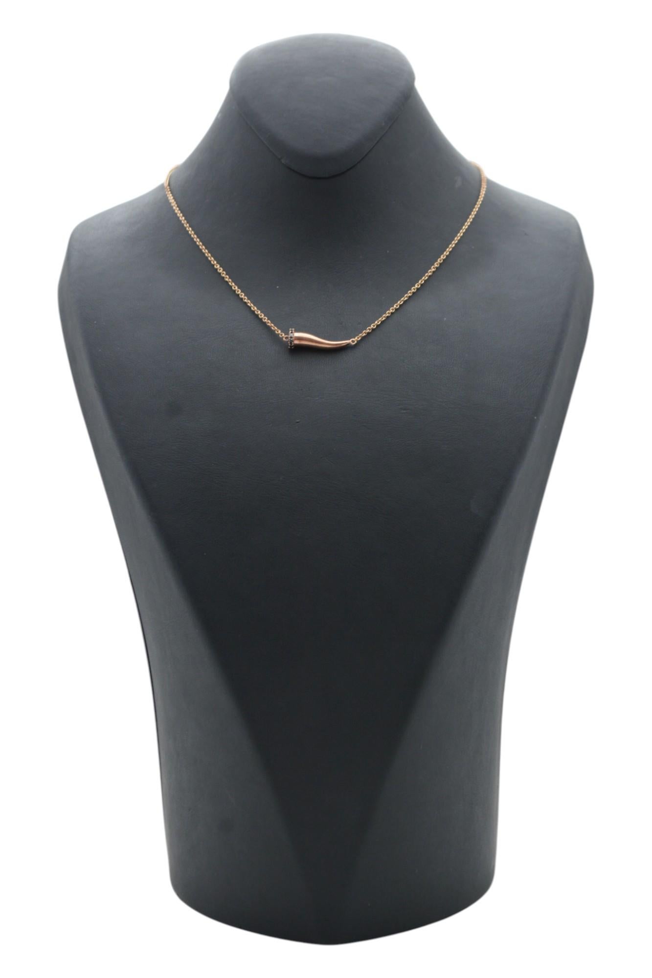 Dieses elegante und raffinierte Collier aus 9 Karat Roségold wird von einem zarten Anhänger geschmückt, der mit sechs natürlichen schwarzen Brillanten besetzt ist. Mit einem Gesamtgewicht von 0,06 ct kontrastiert der tiefe, geheimnisvolle Farbton