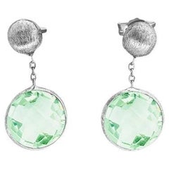 Boucles d'oreilles pendantes Kensington en or blanc satiné 9 carats avec améthyste verte