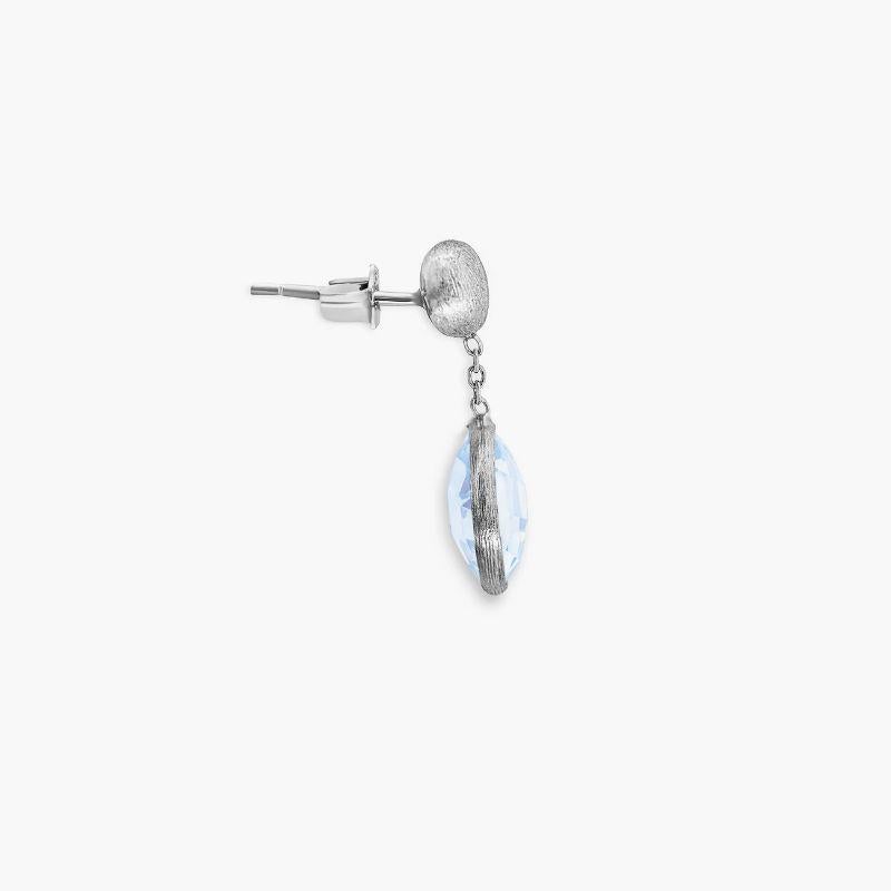 9K satin white gold Kensington drop earrings with topaz

These short drop earrings feature small blue topaz stones set in 9K white gold. As the latest addition to our Kensington Collection, each piece combines single or double stones in