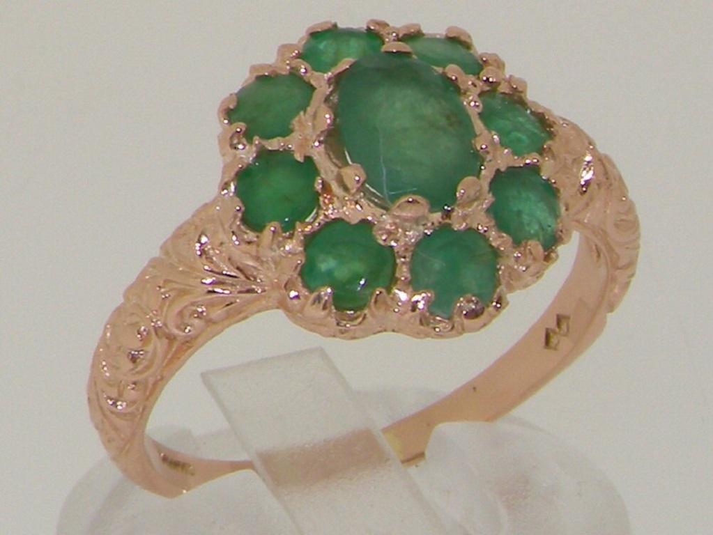 Im Angebot: 9K massiver englischer Roségold natürlicher Smaragd-Cluster-Blumenring, anpassbar () 3