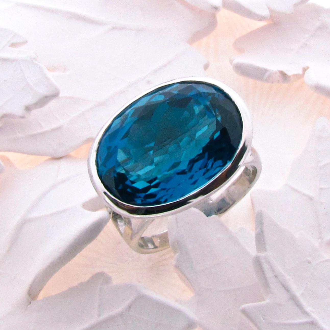 Introducing the 9k White Gold London Blue Faceted Topaz 'Horizon' Ring, a stunning and captivating piece of jewelry. This ring is designed to be striking and eye-catching, while also offering ease and comfort in wear. The centerpiece of this ring is