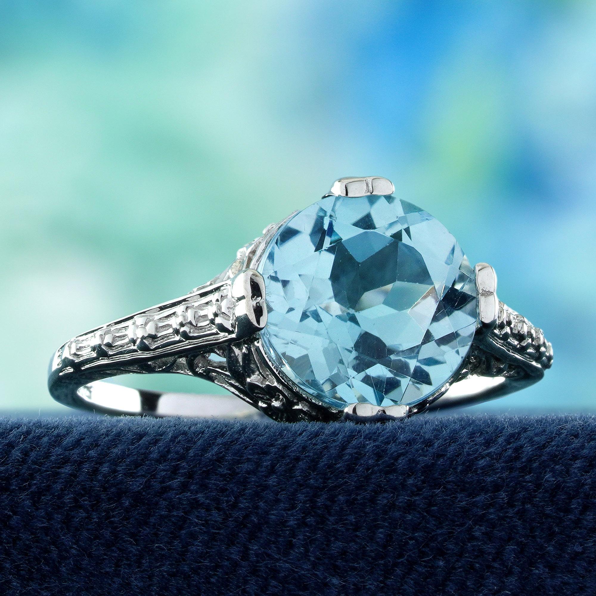 Edoardiano Anello in oro bianco 9K in stile solitario d'epoca con topazio blu rotondo naturale in filigrana in vendita