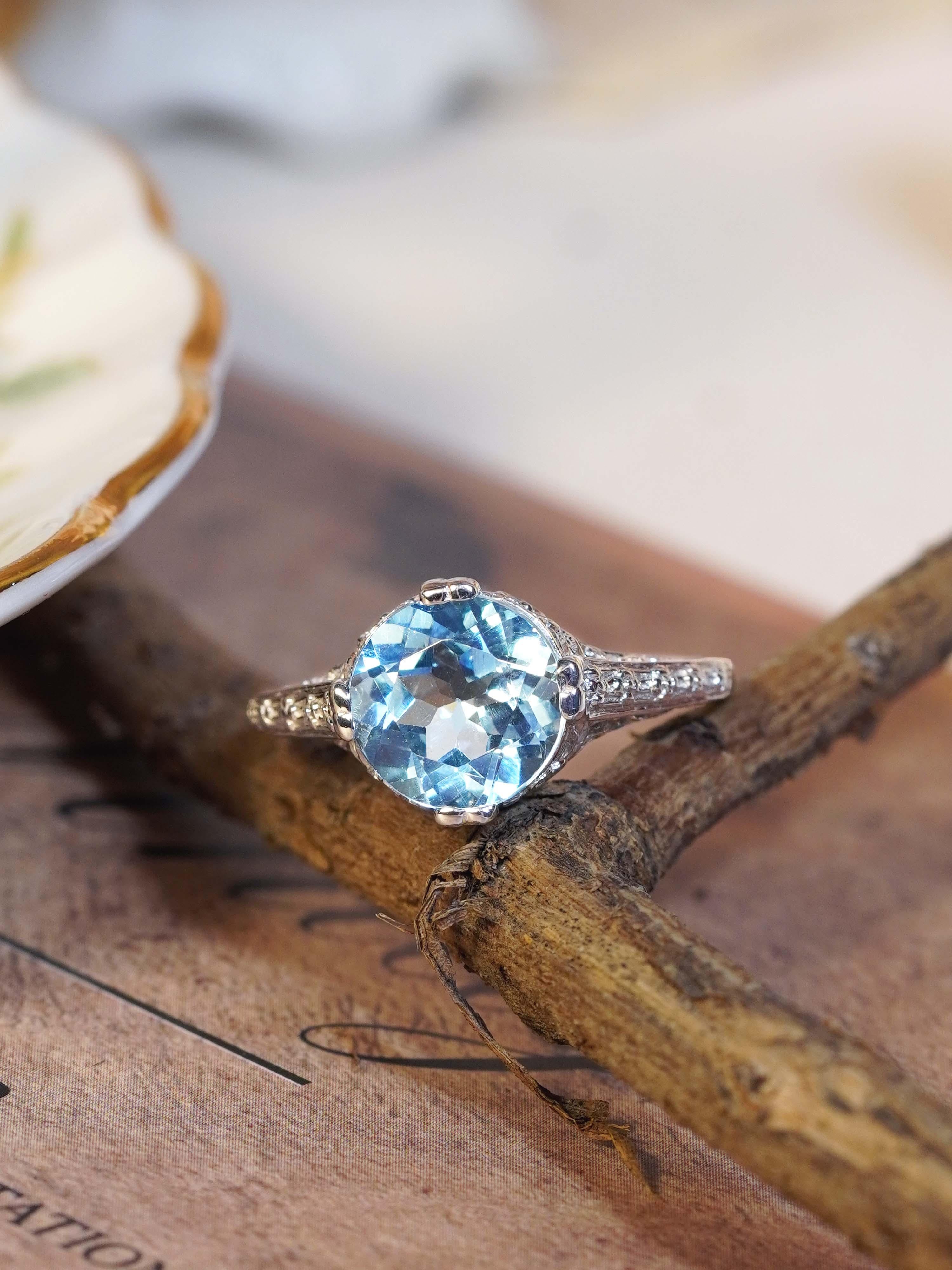 Anello in oro bianco 9K in stile solitario d'epoca con topazio blu rotondo naturale in filigrana in vendita 1