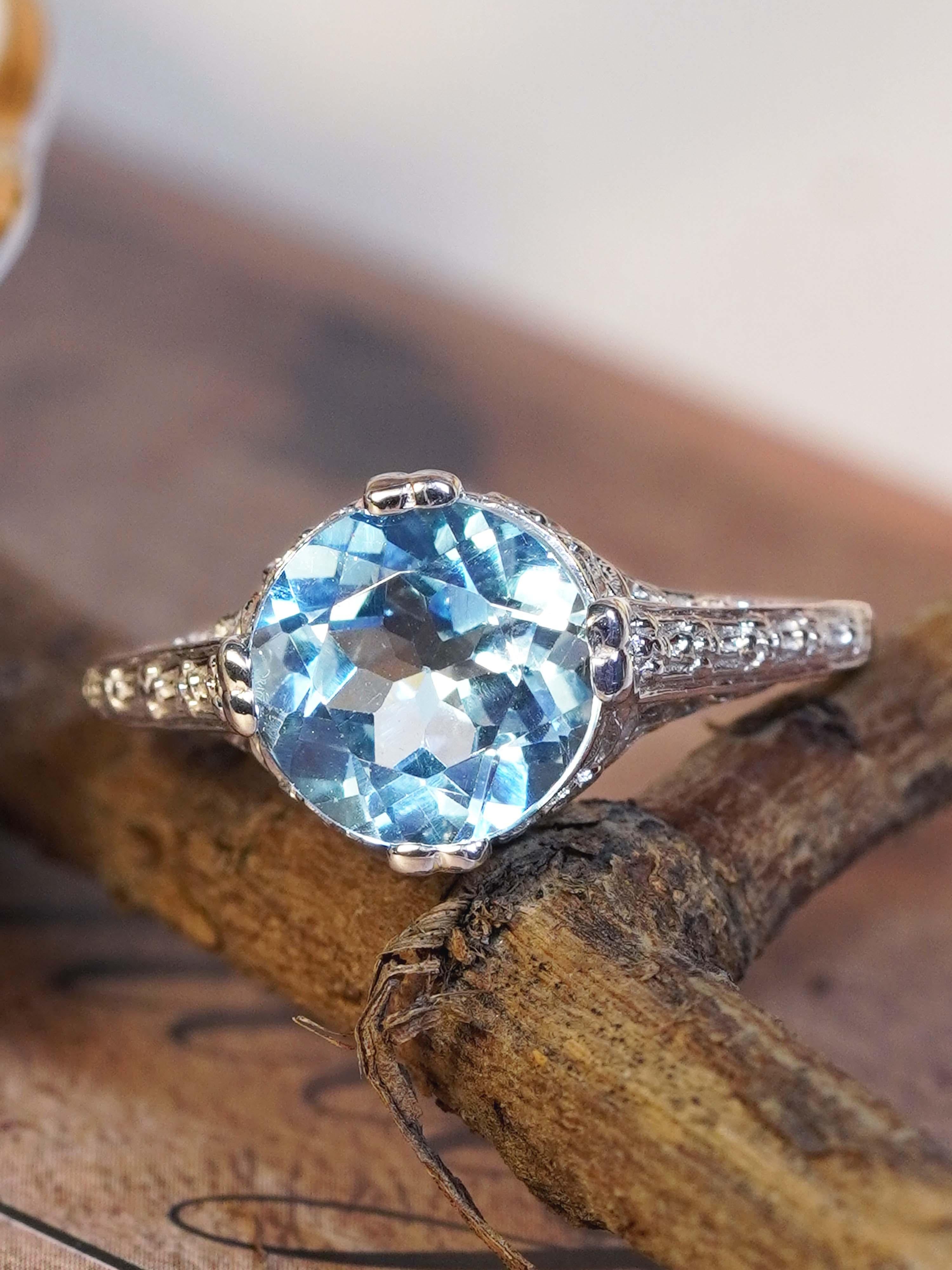 Anello in oro bianco 9K in stile solitario d'epoca con topazio blu rotondo naturale in filigrana in vendita 2