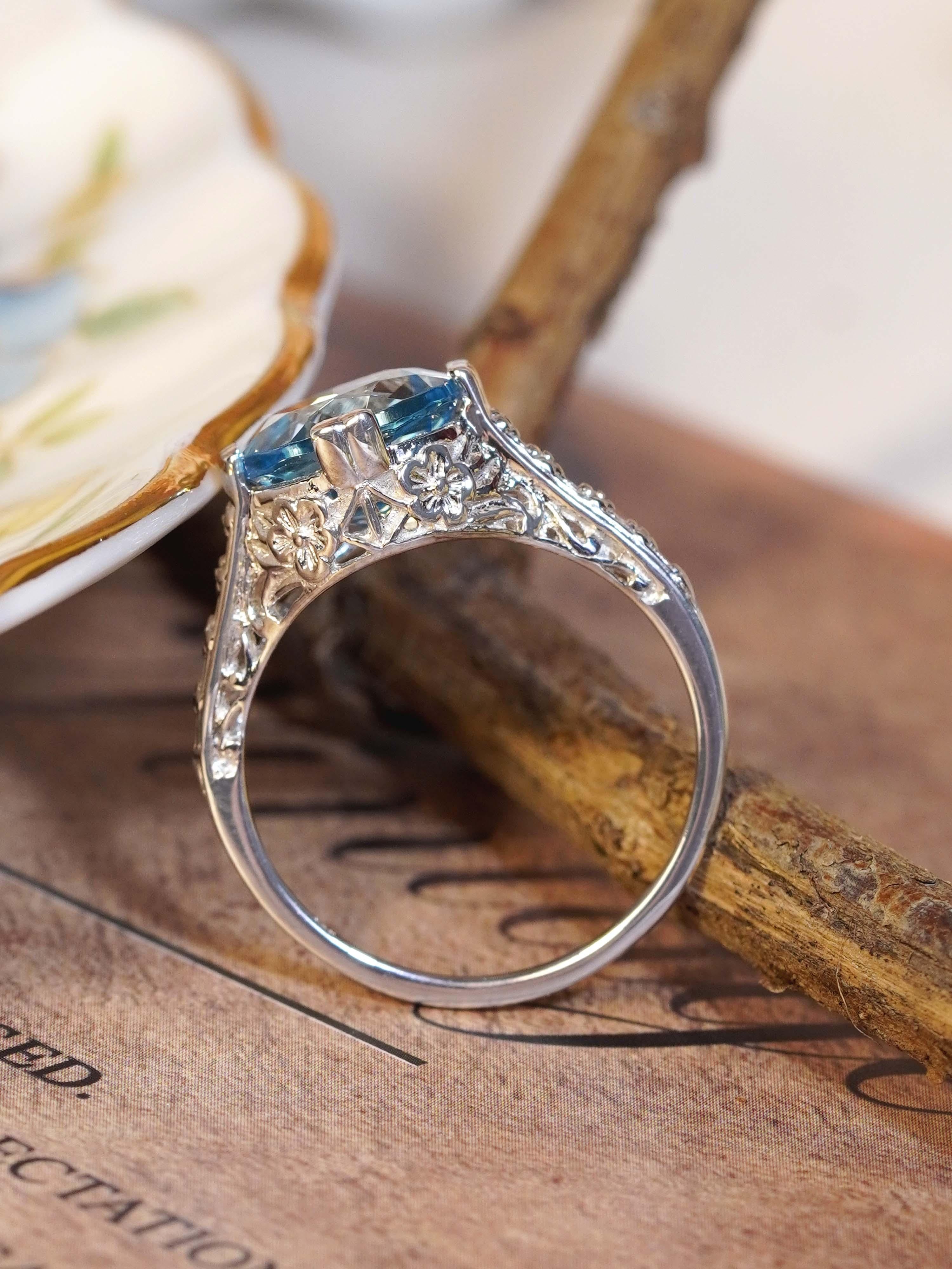 Anello in oro bianco 9K in stile solitario d'epoca con topazio blu rotondo naturale in filigrana in vendita 3