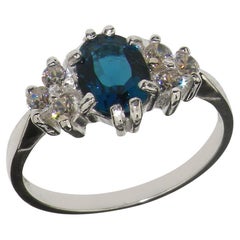 Bague en or blanc 9 carats avec topaze bleue ovale naturelle de Londres et grappe de diamants