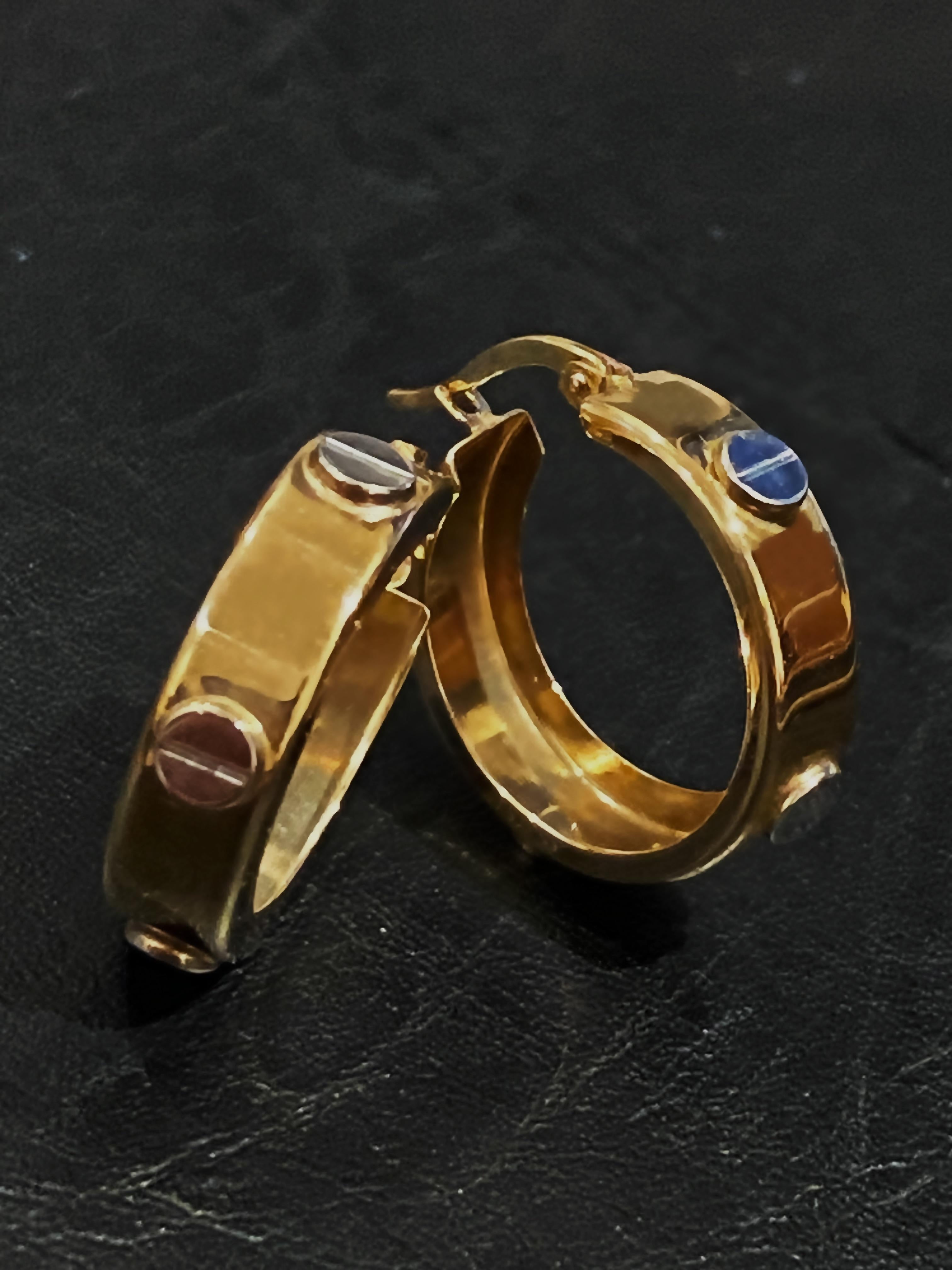 Estos exquisitos Pendientes de aro 
puede convertirse en un regalo ideal para tu ser querido, 
ya que su llamativo diseño habla por sí solo...

Recuerda a la popular marca, 
con el icónico motivo del tornillo LOVE,
estos aros están fabricados en oro