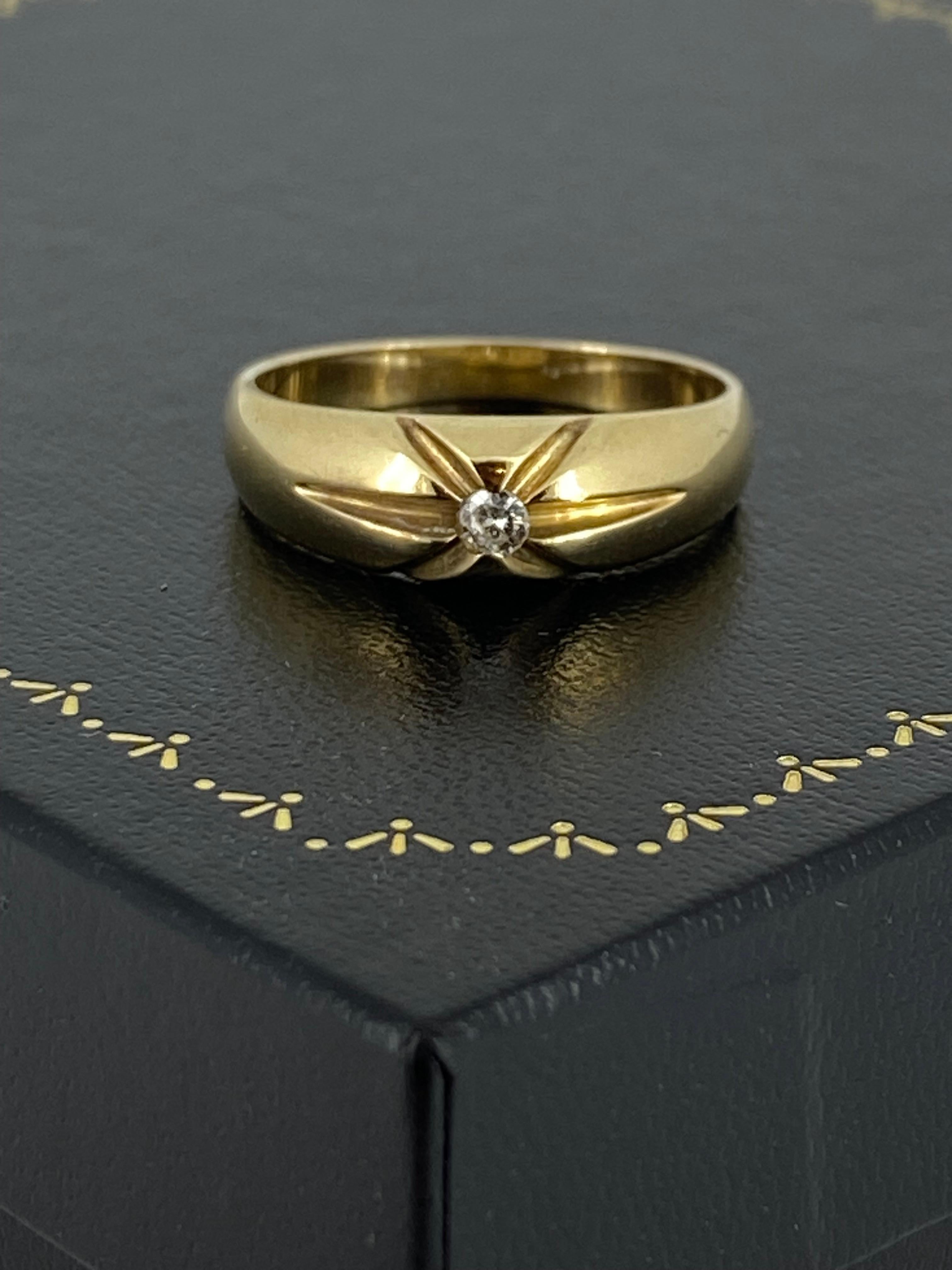 Elegamment sertie d'étincelants 
diamant rond taille brillant
d'une couleur et d'une clarté optimales (G-H/VS) 
de 0,10ct environ. 
ce bracelet pour homme fait à la main est
en or jaune 9K, 
avec un motif croisé complexe 

~~~

La tige arrondie
