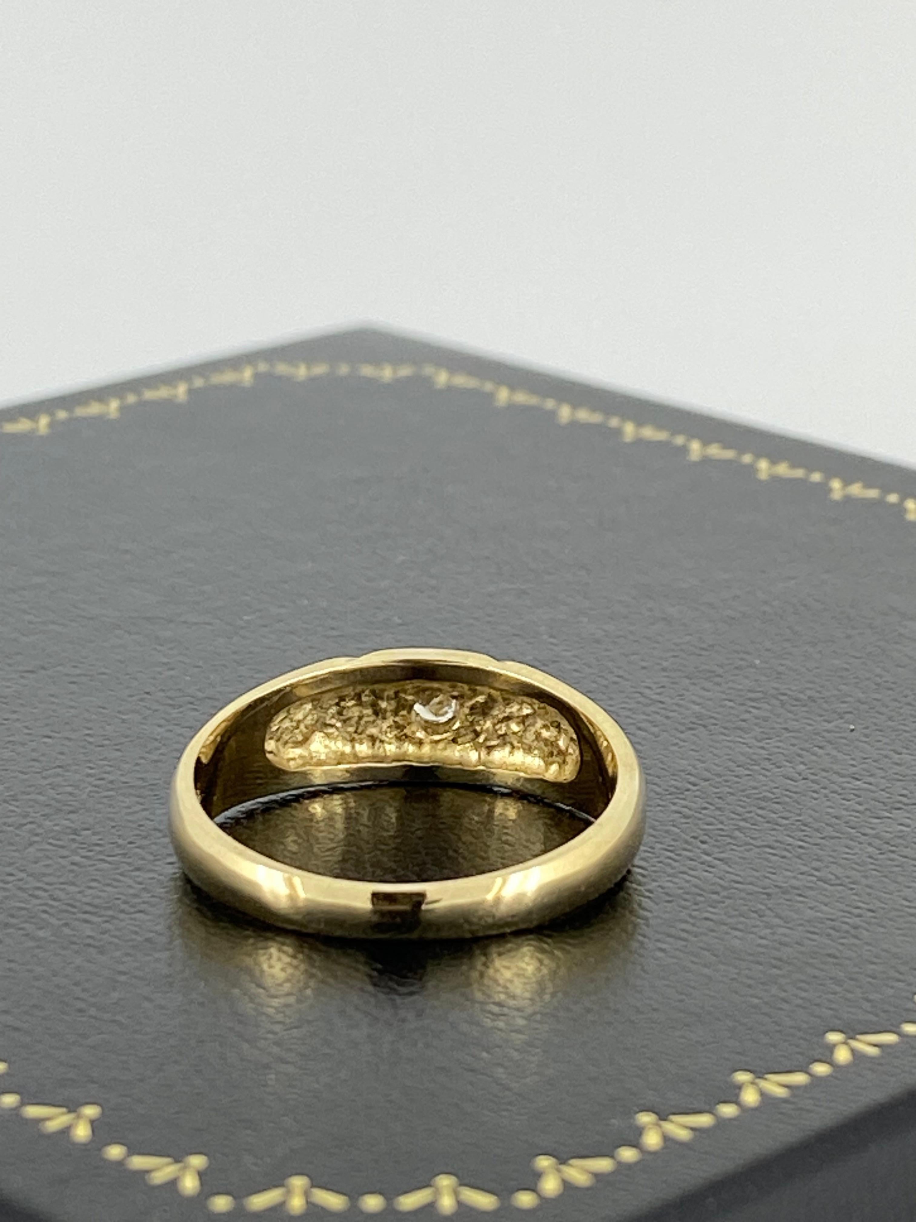 Retro 9K Yellow Gold & 0.10ct Round Cut Diamond Crisscross Vintage Mens' Ring For Sale