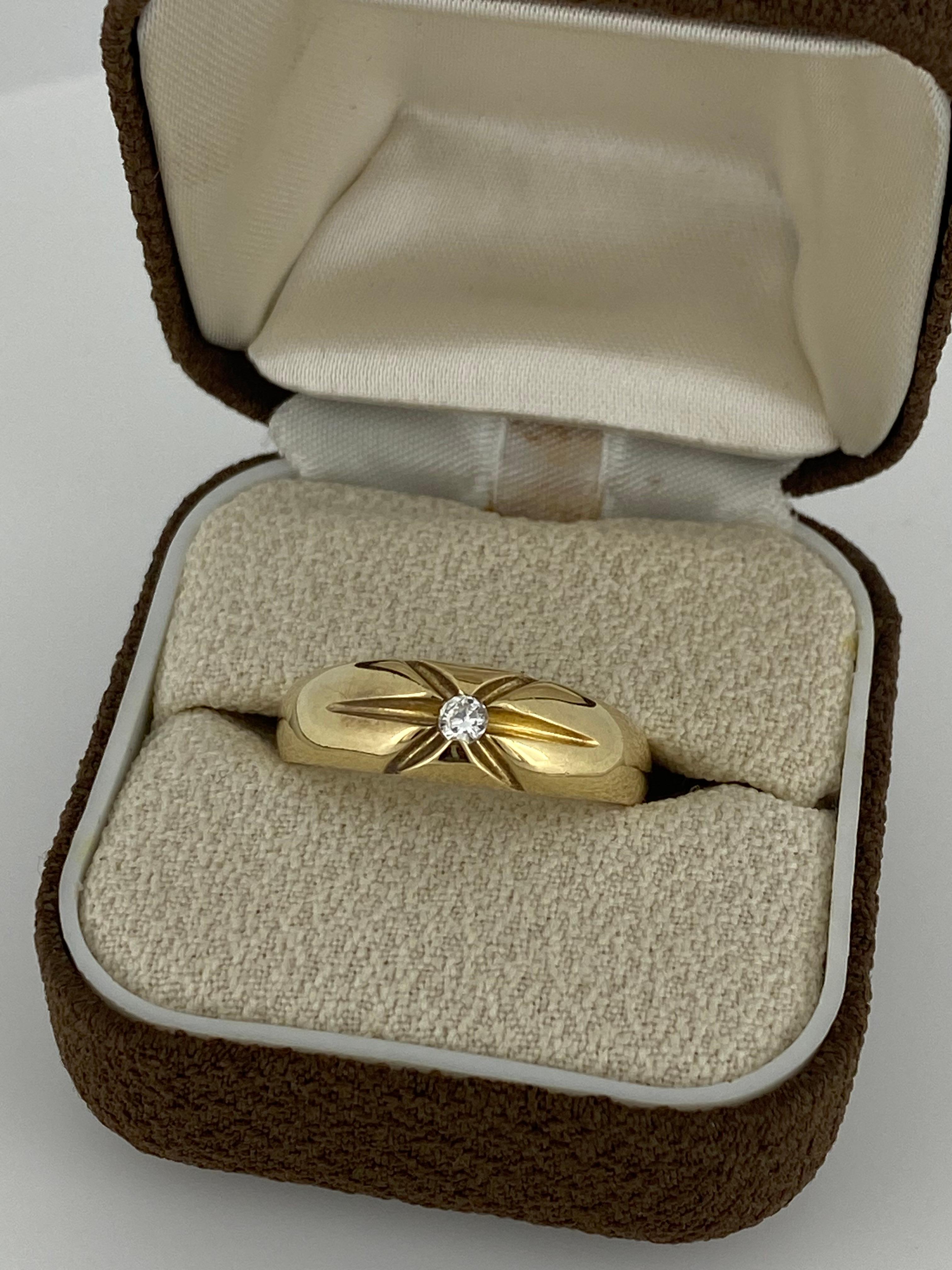 Men's 9K Yellow Gold & 0.10ct Round Cut Diamond Crisscross Vintage Mens' Ring For Sale