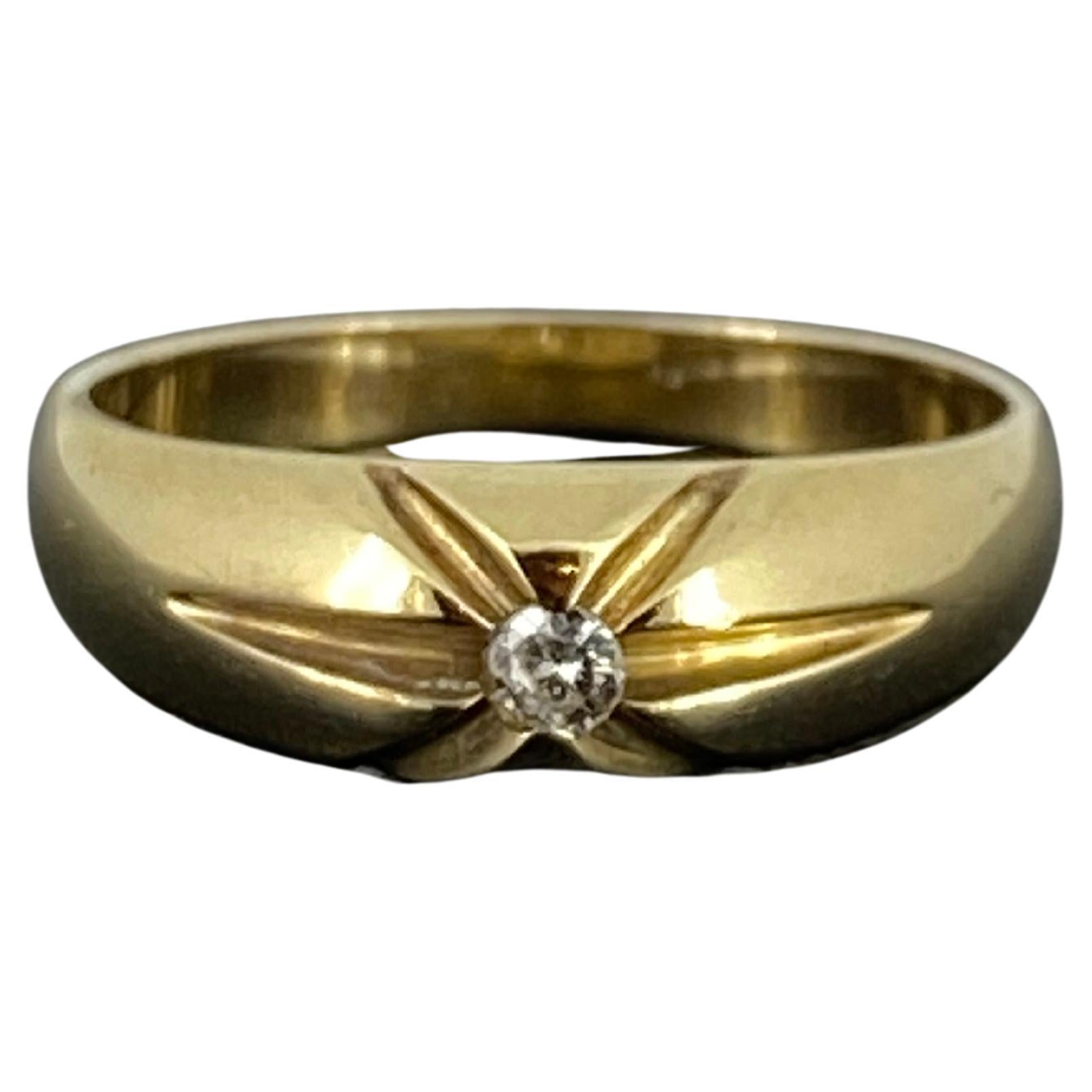 9K Yellow Gold & 0.10ct Round Cut Diamond Crisscross Vintage Mens' Ring For Sale