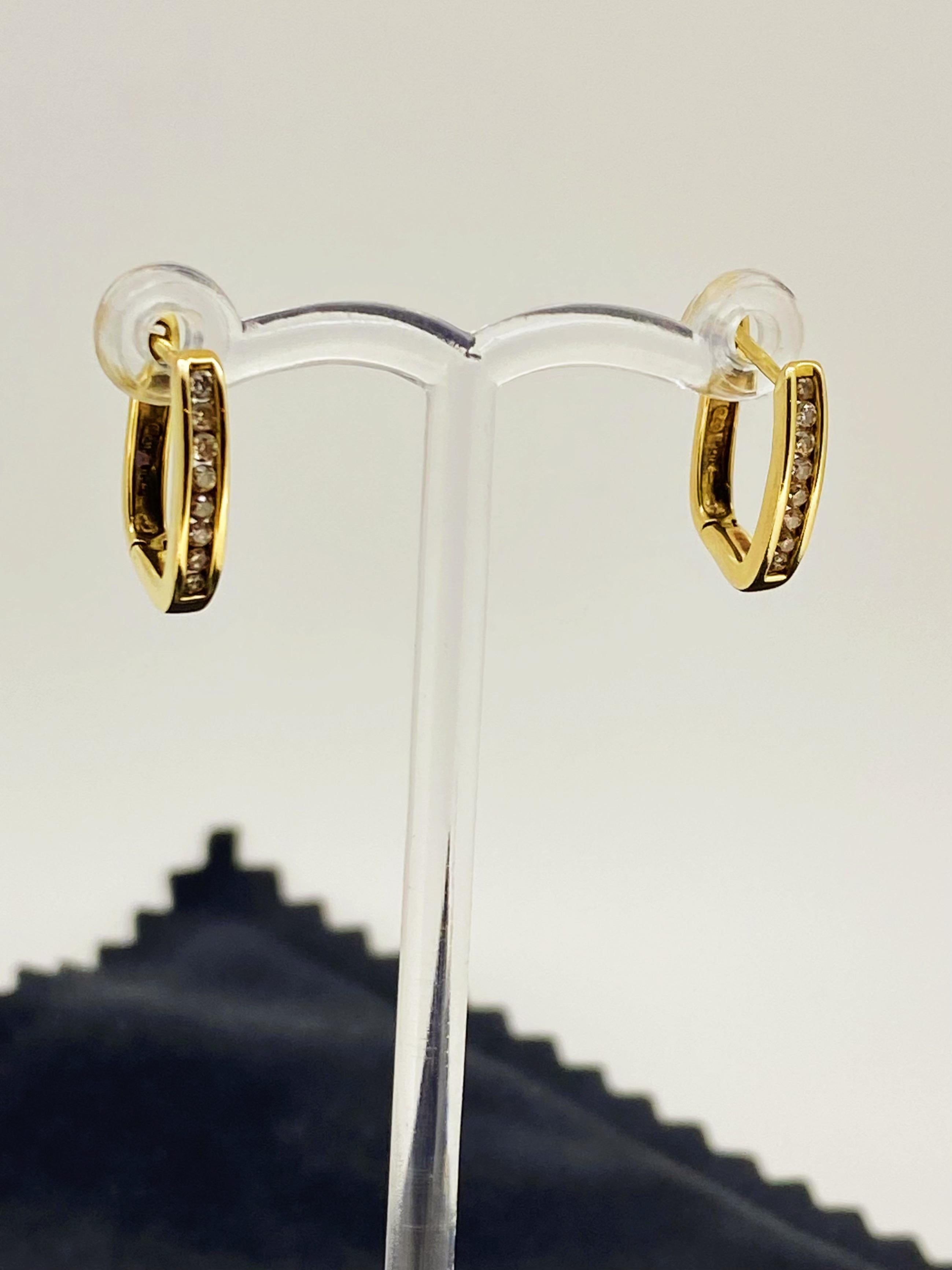 Ces boucles d'oreilles peuvent devenir un cadeau idéal pour votre proche, 
car son design élégant et intemporel parle de lui-même...

Chaque pièce est élégamment sertie de 8 diamants ronds naturels. 
de couleur G, pureté VS, 
d'un poids total en