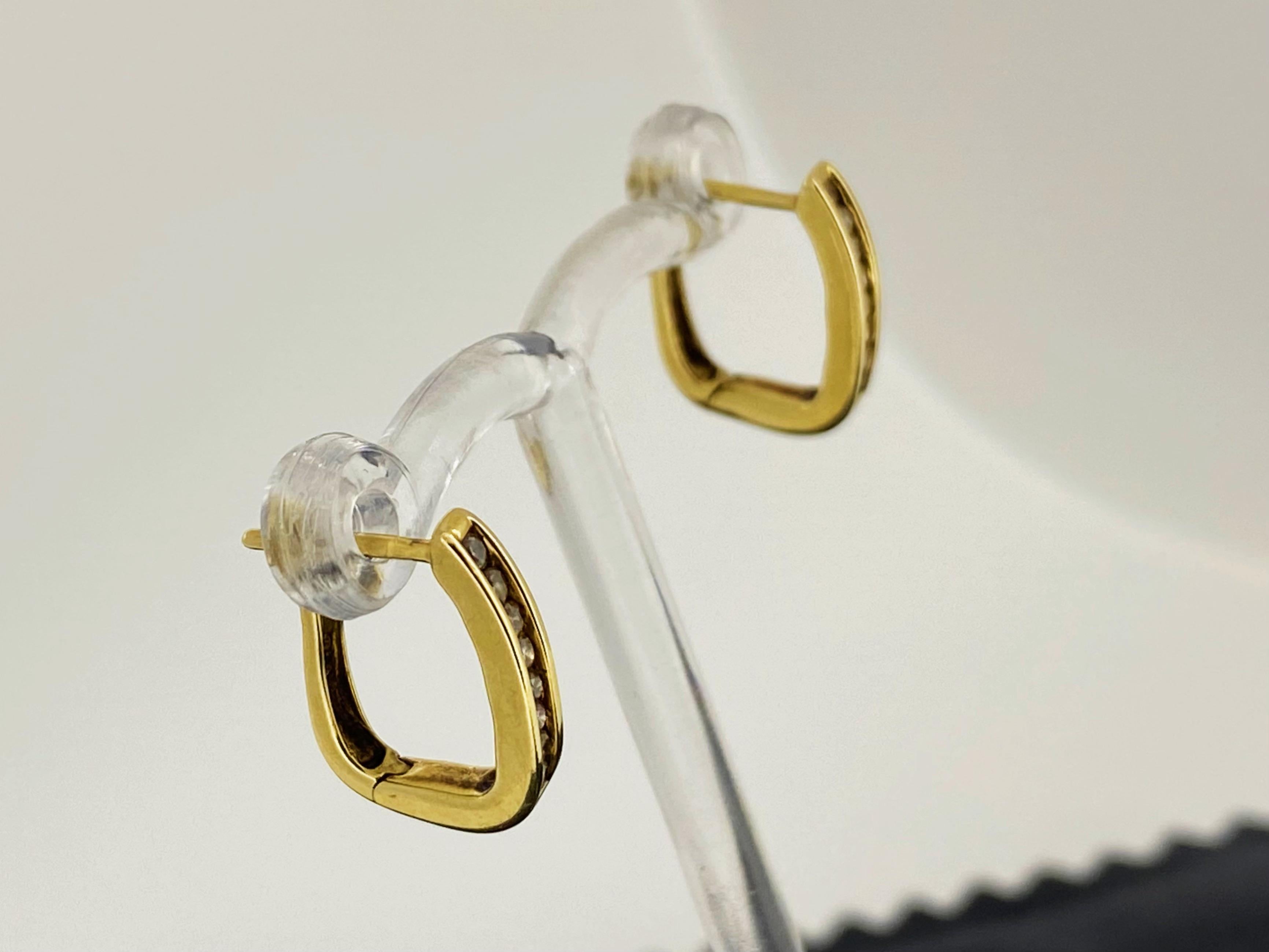 Boucles d'oreilles en or jaune 9K et diamant 0,30ct, fermetures anglaises, 16mm de long. Excellent état - En vente à MELBOURNE, AU