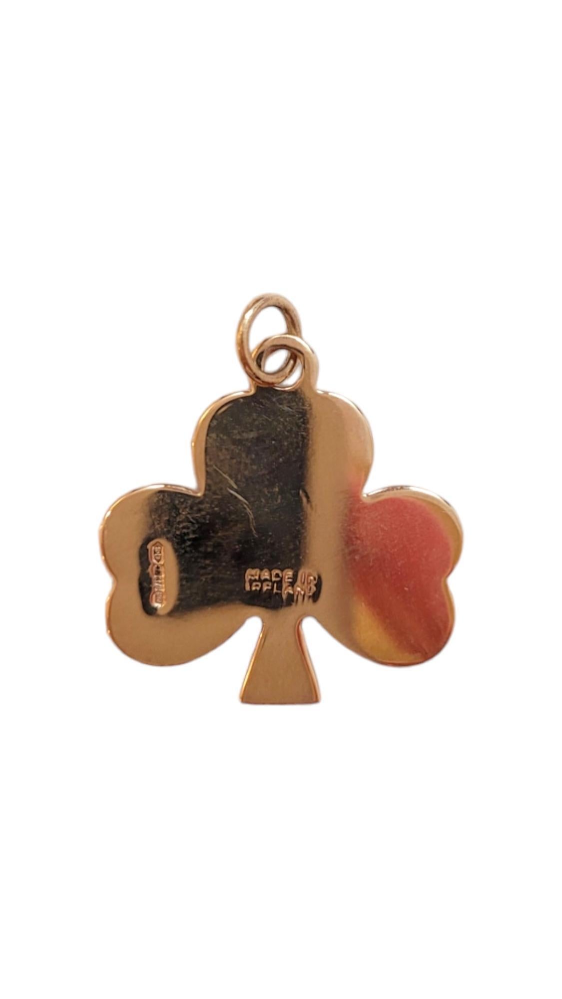 Charm en or jaune 9K avec trèfle à trois feuilles

Portez un brin de chance avec vous grâce à cette magnifique breloque en forme de trèfle qui s'ajoutera parfaitement à votre collection. 

Taille : 23,9 mm X 21,4 mm X 1,4 mm

Poids : 2,5 dwt/ 3,8