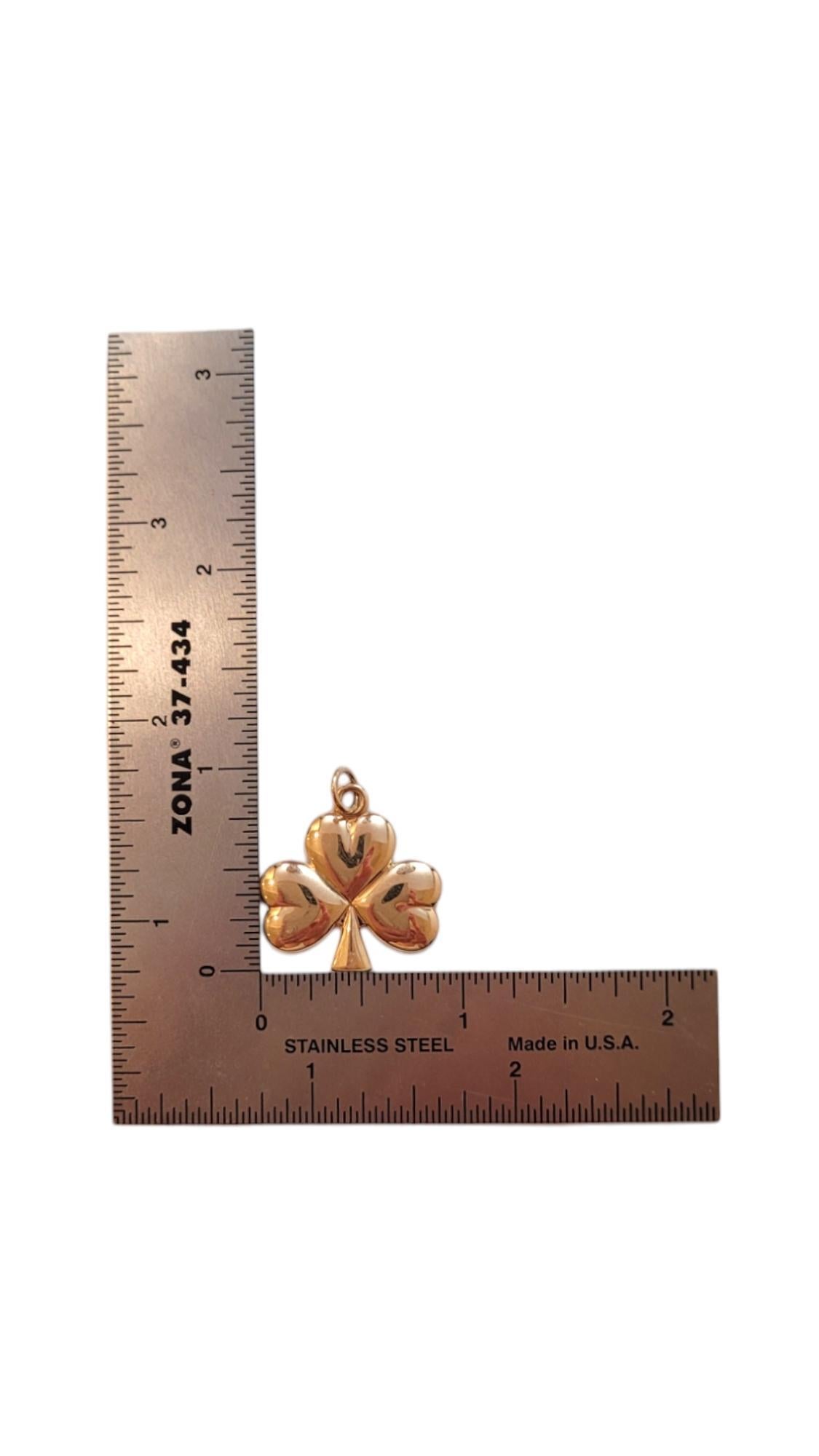 Breloque trèfle à 3 feuilles en or jaune 9 carats n° 18448 en vente 2
