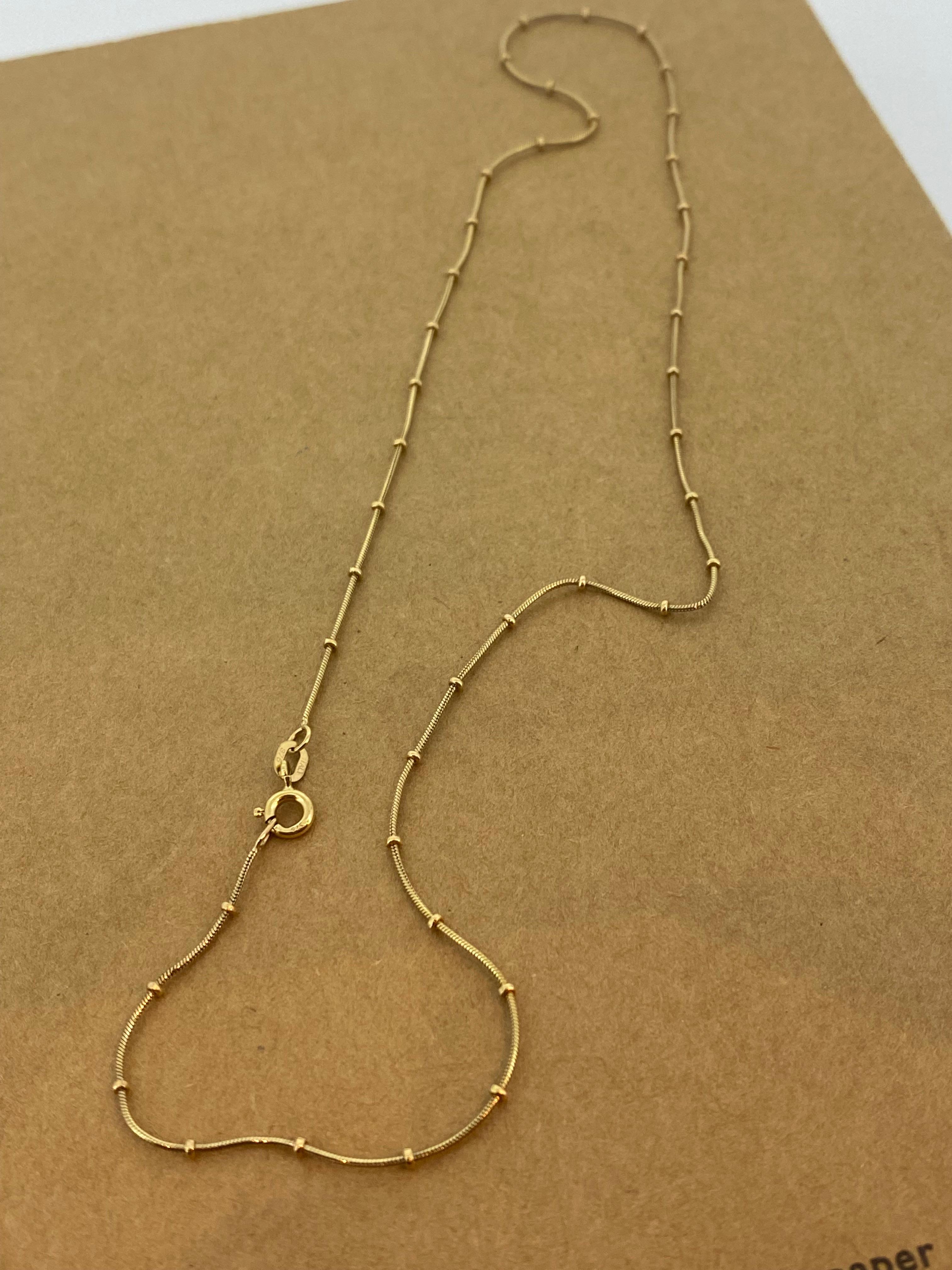 Feine Kette aus 9K Gelbgold, 
43 cm lang, 
mit festen Perlen/Kugeln, 
10mm Abstand &
Federring-Verschluss, 
gestempelt

Provenienz: Italien, ca. 1980er Jahre 

Gesamtgewicht des Artikels: 2.4gr. 