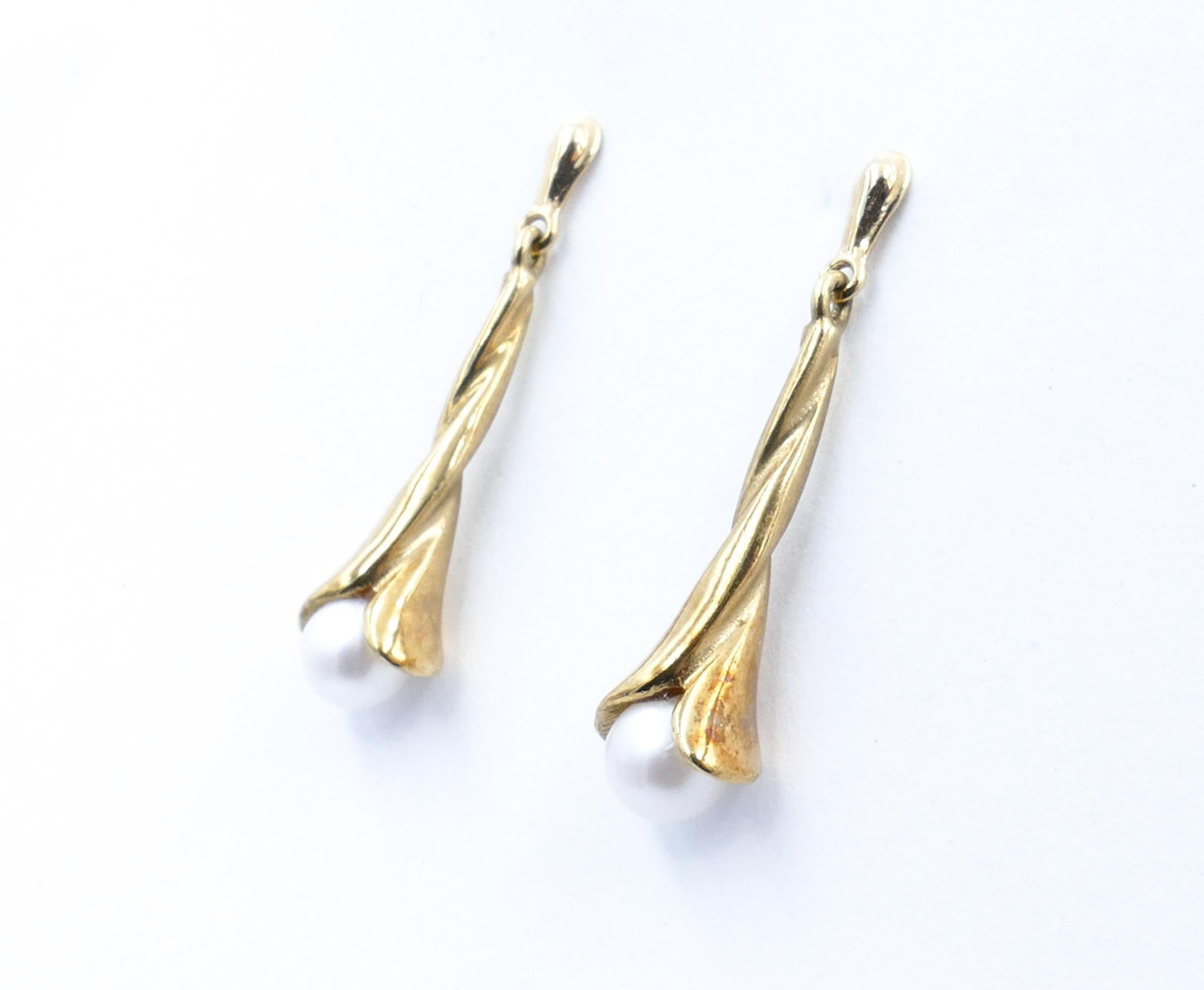 Pretty, so pretty medium Drop Vintage Akoya Pearl Earrings nestling at the bottom in smoothly designed 9ct Yellow Gold.
The Design comprises an interesting twist look & measures 28 mm so a great length for both everyday wear and to carry into