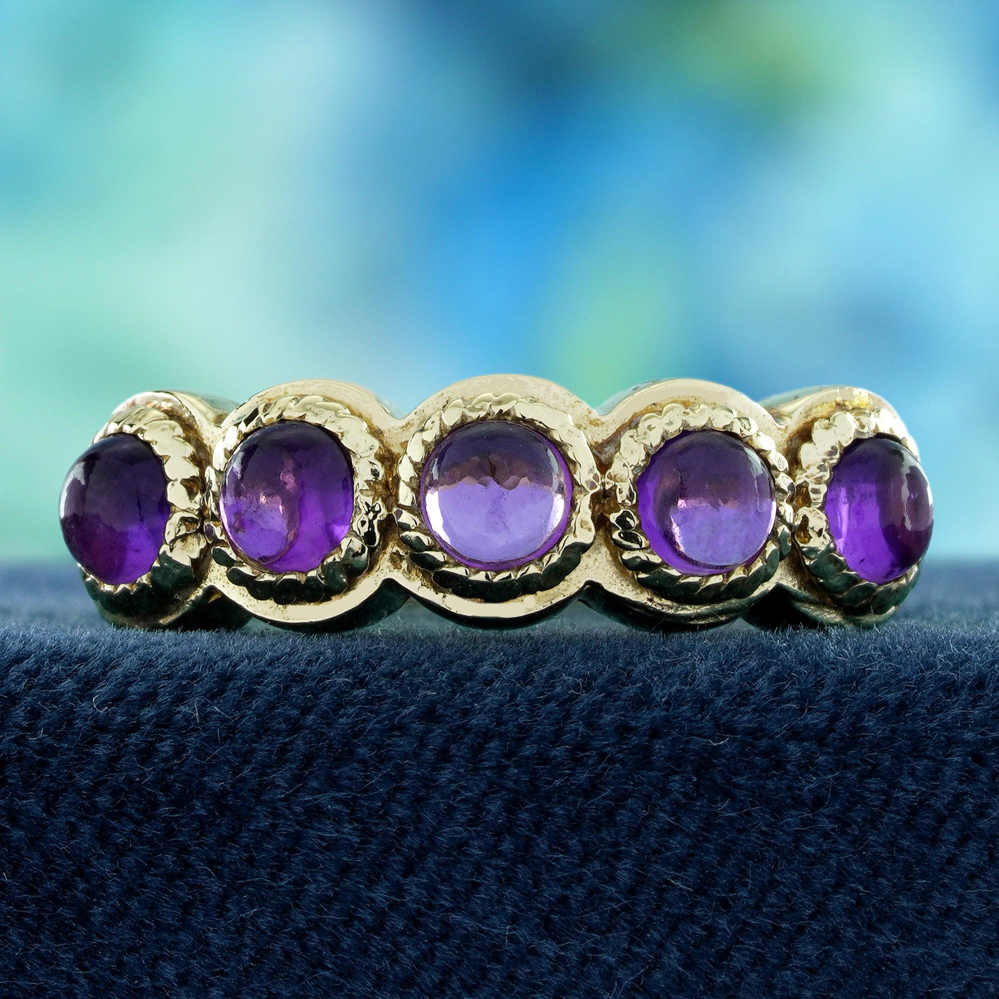 Morbido, elegante e pieno di charme vintage, questo anello a cinque pietre con ametista cabochon in stile vintage presenta cinque ametiste rotonde lisce con taglio cabochon incastonate con grazia lungo la fascia. Ogni pietra brilla di una tonalità