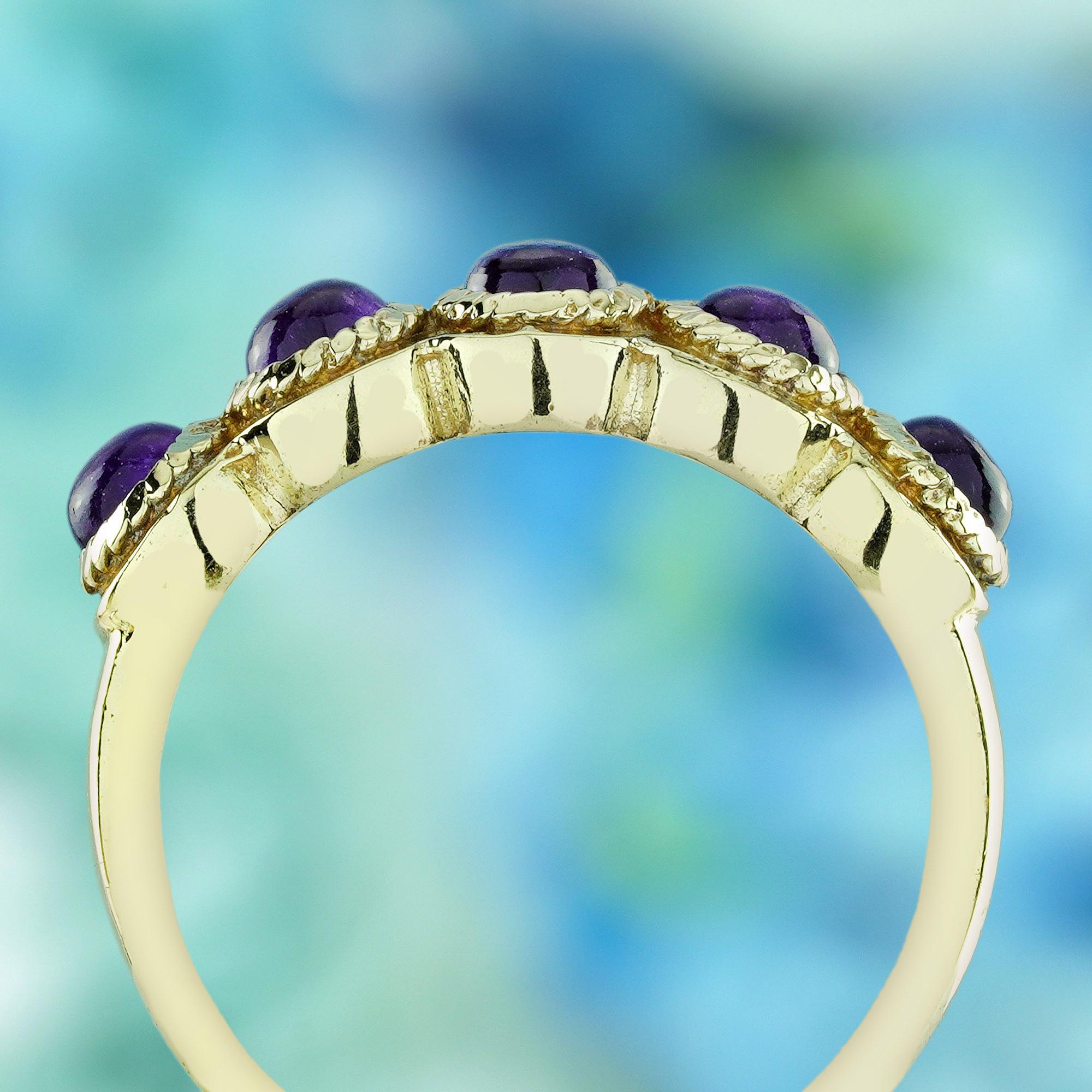 Anello a cinque pietre in stile vintage con ametista in oro giallo 9K In condizioni Nuovo in vendita a Bangkok, TH
