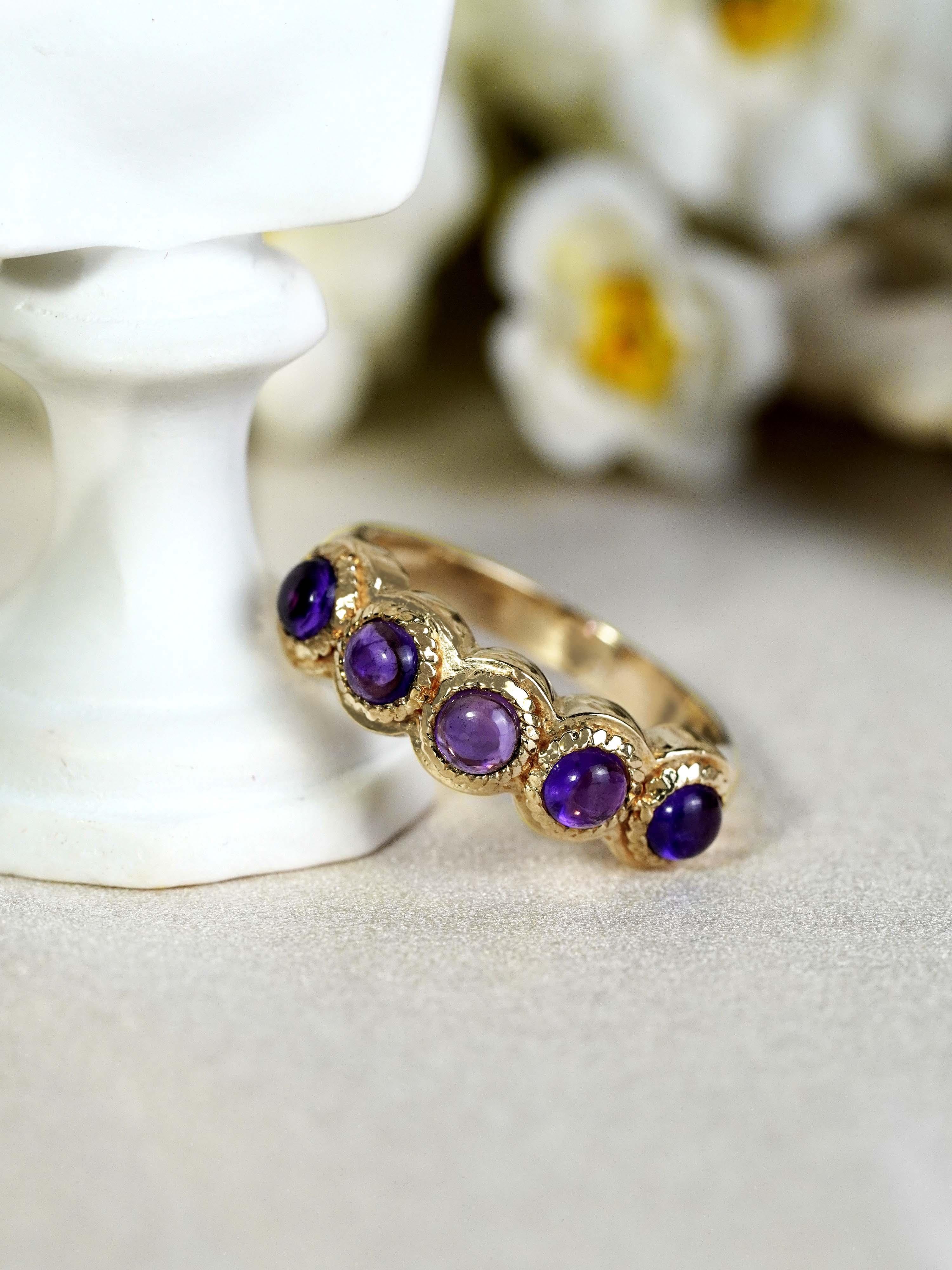 Anello a cinque pietre in stile vintage con ametista in oro giallo 9K in vendita 1