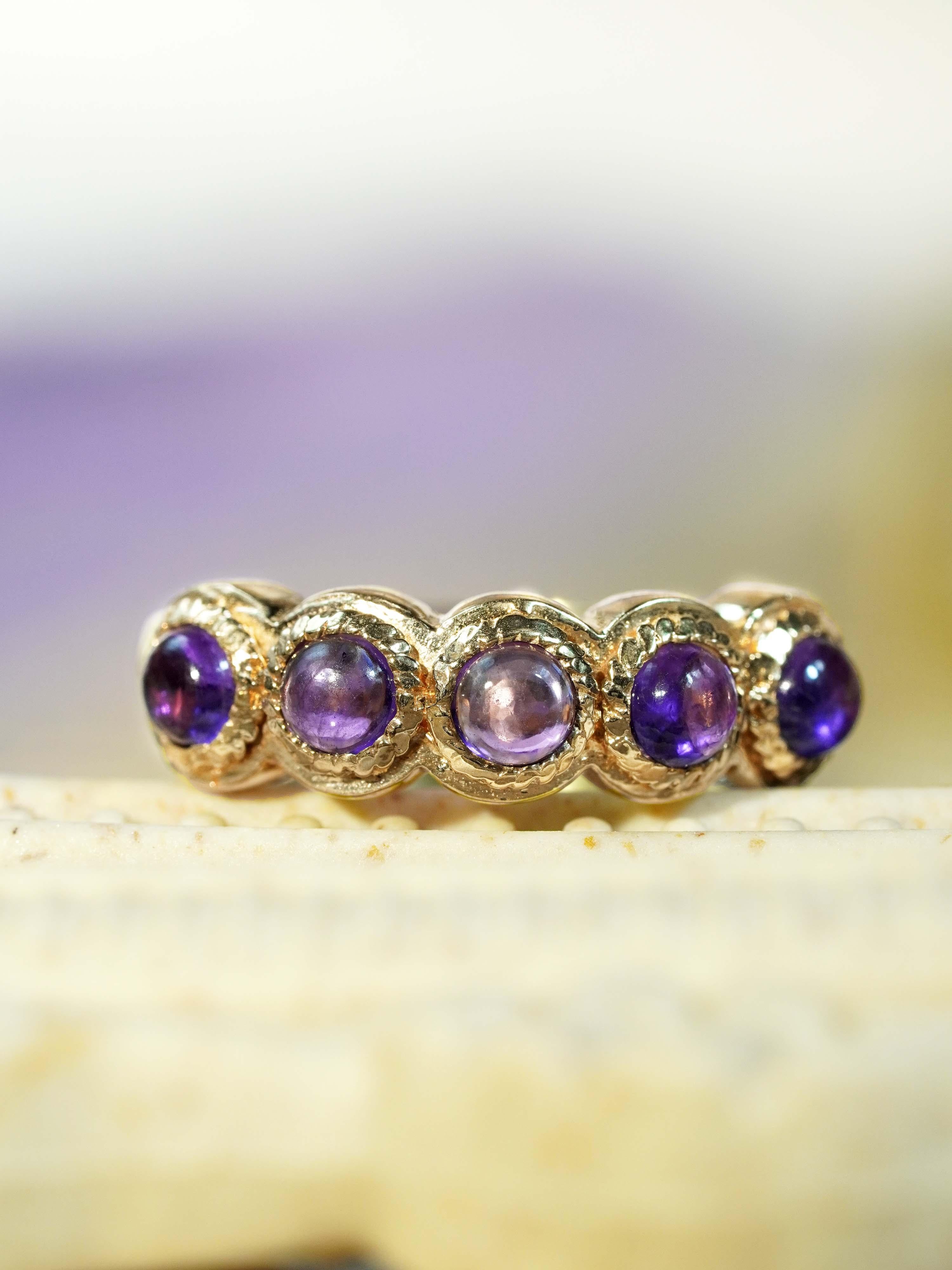 Anello a cinque pietre in stile vintage con ametista in oro giallo 9K in vendita 2