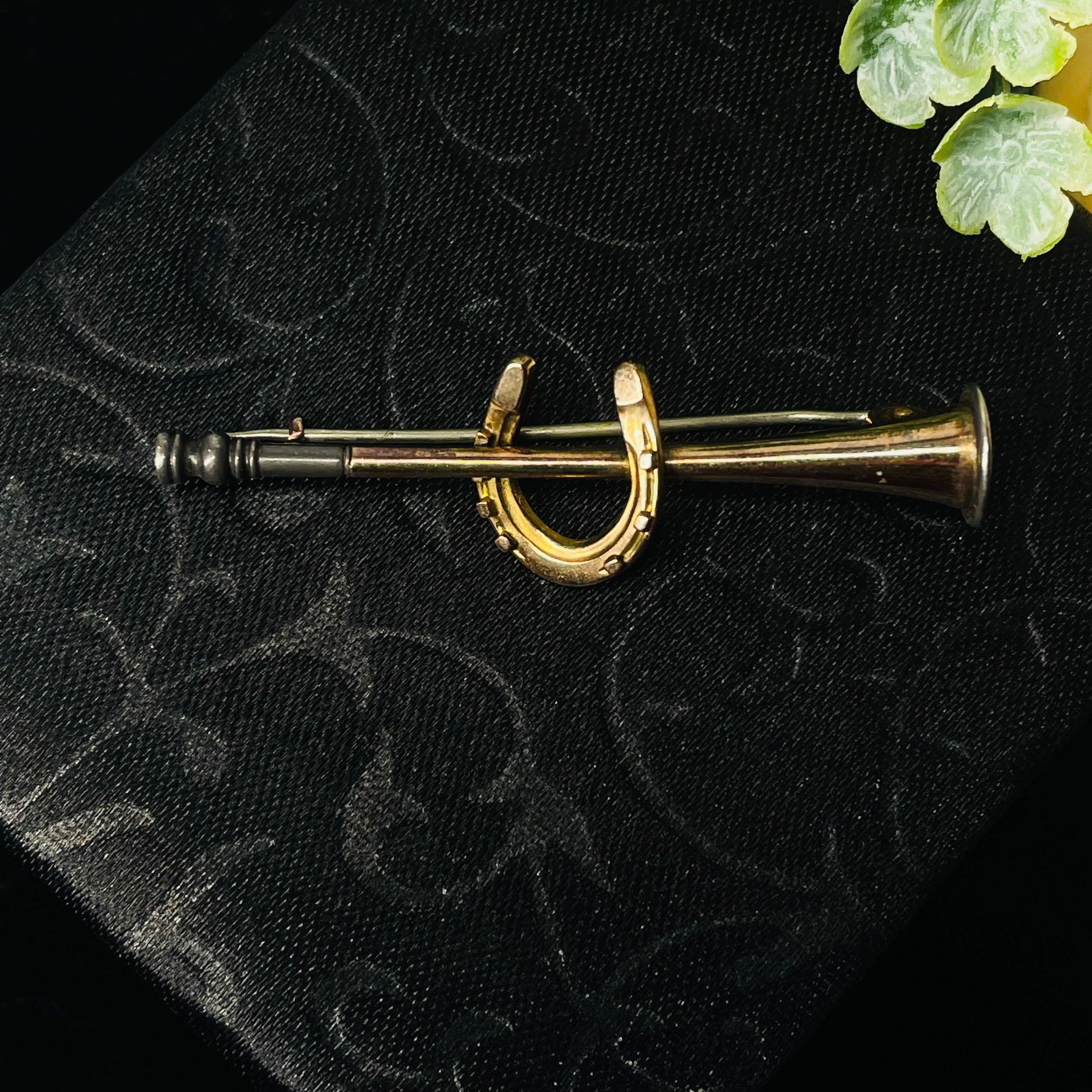 9K Yellow Gold Antique Horse Shoe Brooch In Good Condition For Sale In New York, NY