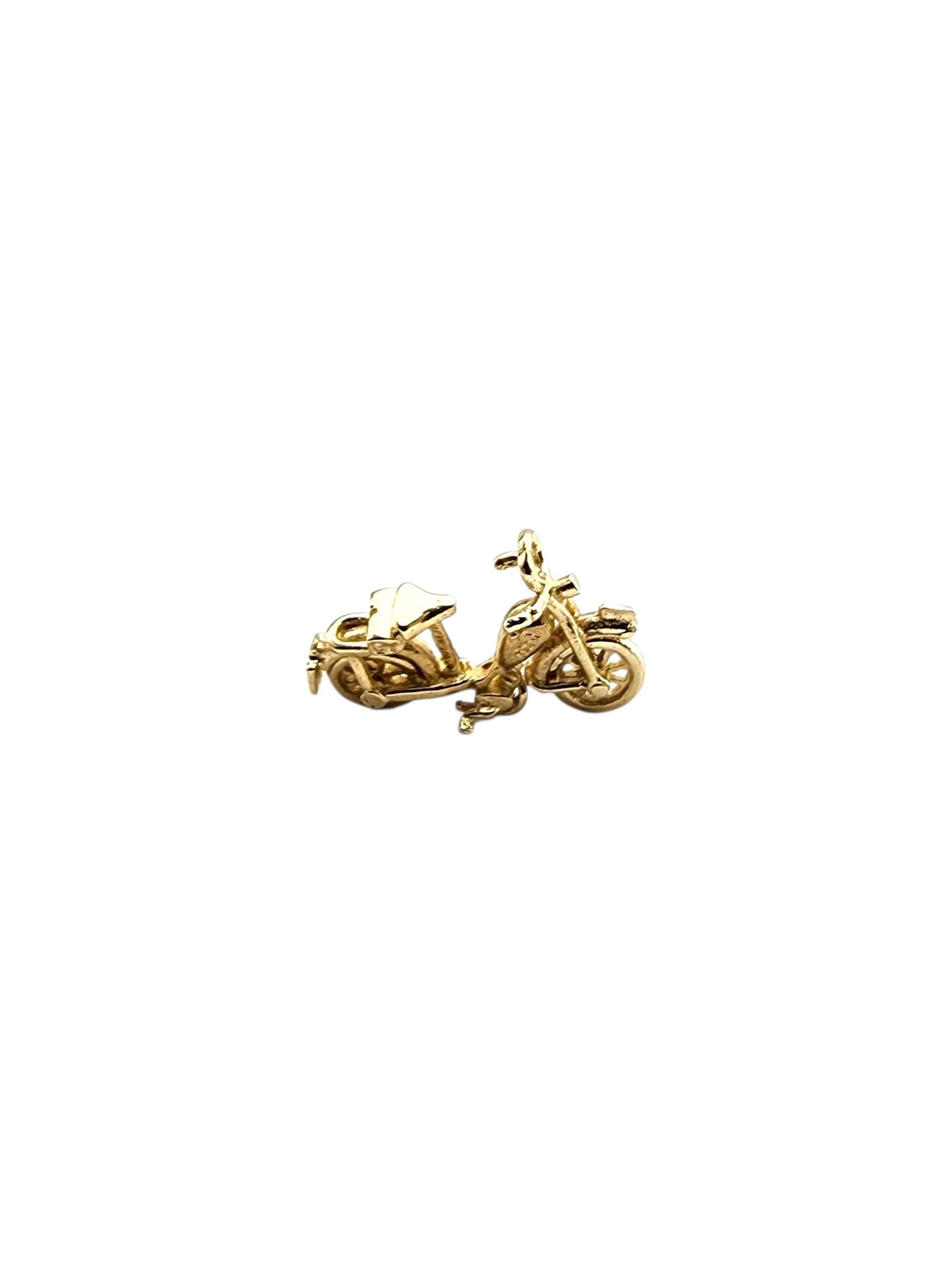 Breloque de bicyclette en or jaune 9K avec roues mobiles

Cette breloque de bicyclette en or jaune 9K est une pièce amusante et détaillée, parfaite pour les passionnés de cyclisme ou les amateurs d'aventure. Fabriqué avec soin, sa finition polie et