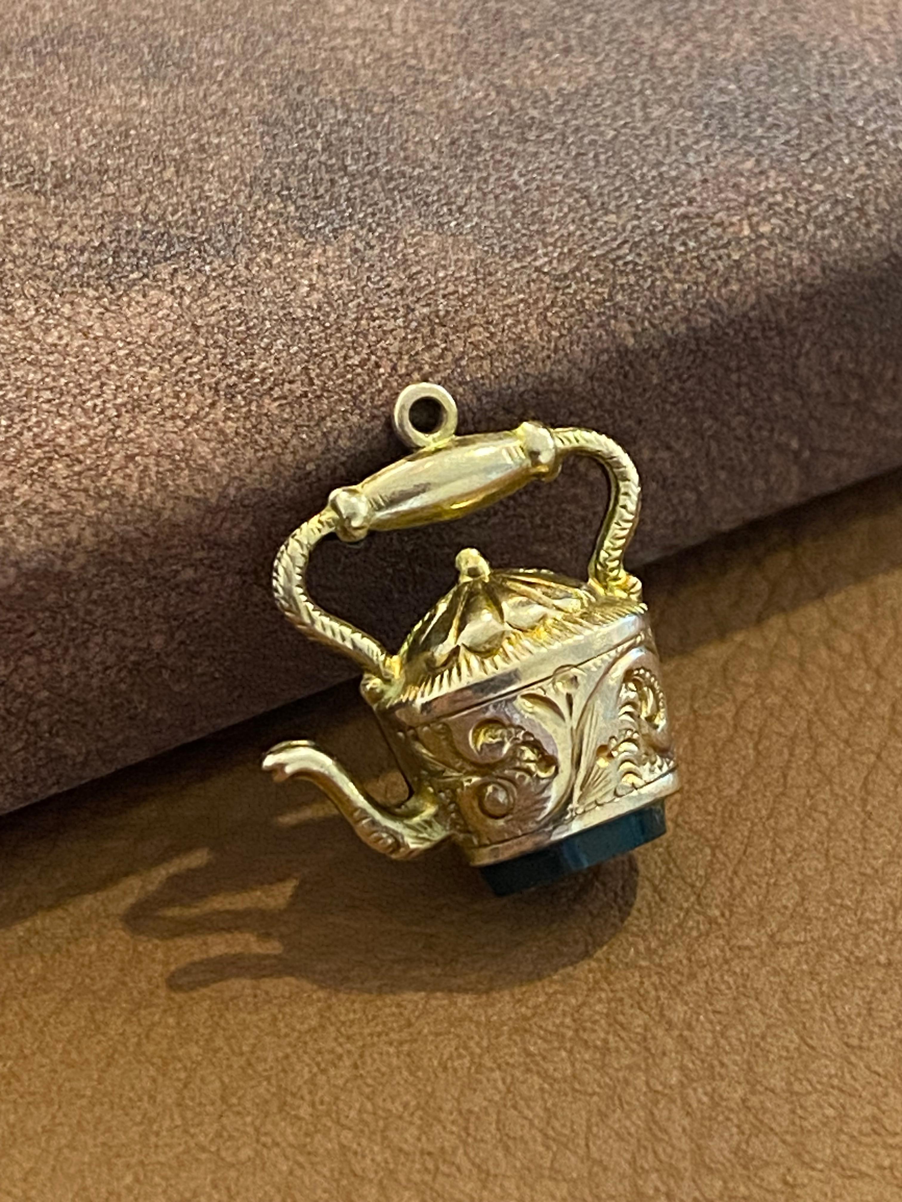 Intricately designed as a Teapot,
this lovely vintage charm is meticulously crafted
in 9K Yellow Gold

Exceptionally detailed throughout:
belly is engraved with tangled pattern,
while the single handle & the lid are finely chased

Charm is completed