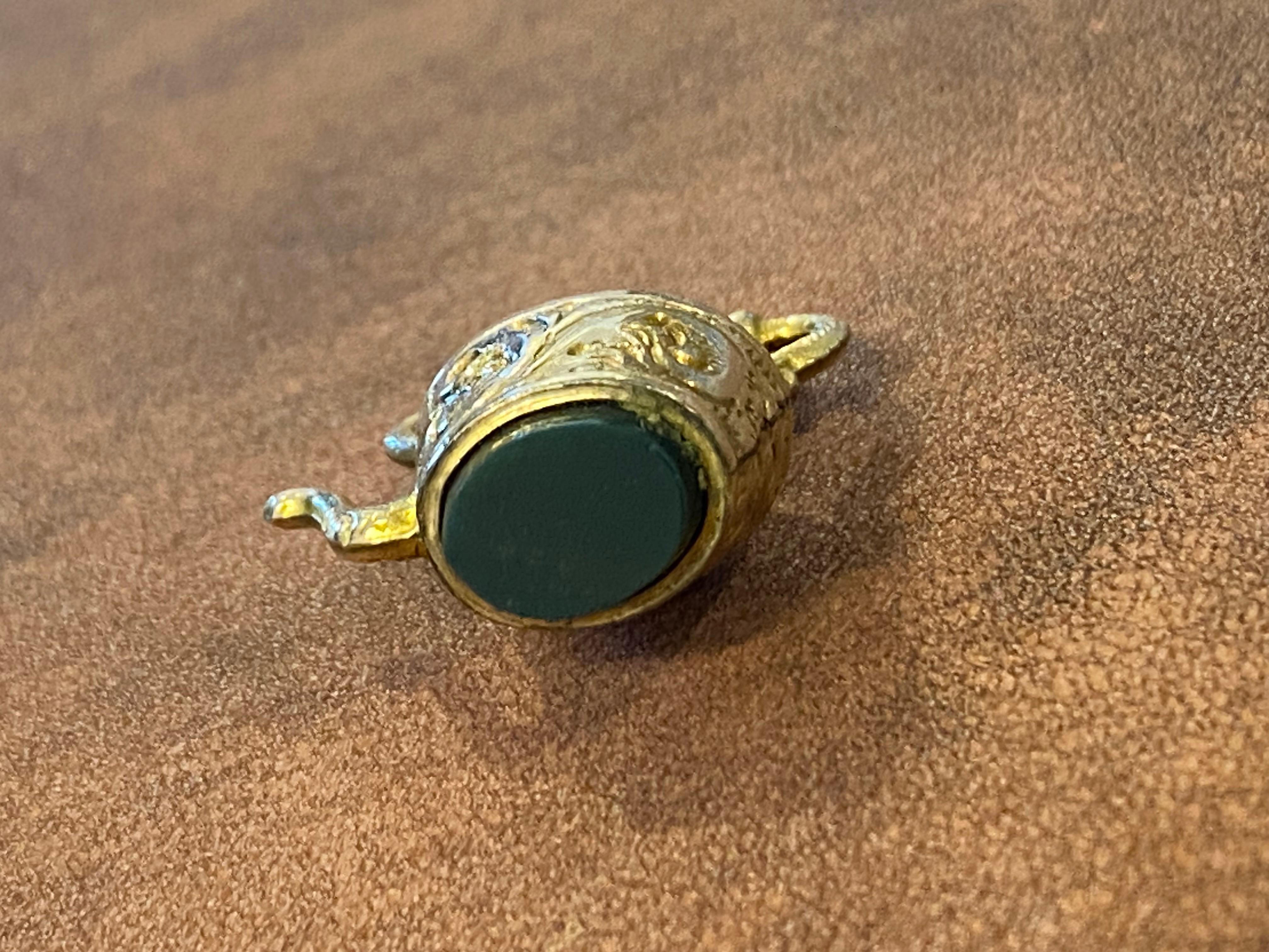 9K Yellow Gold & Bloodstone Base Finely Engraved Vintage Teapot / Kettle Charm In Excellent Condition For Sale In MELBOURNE, AU