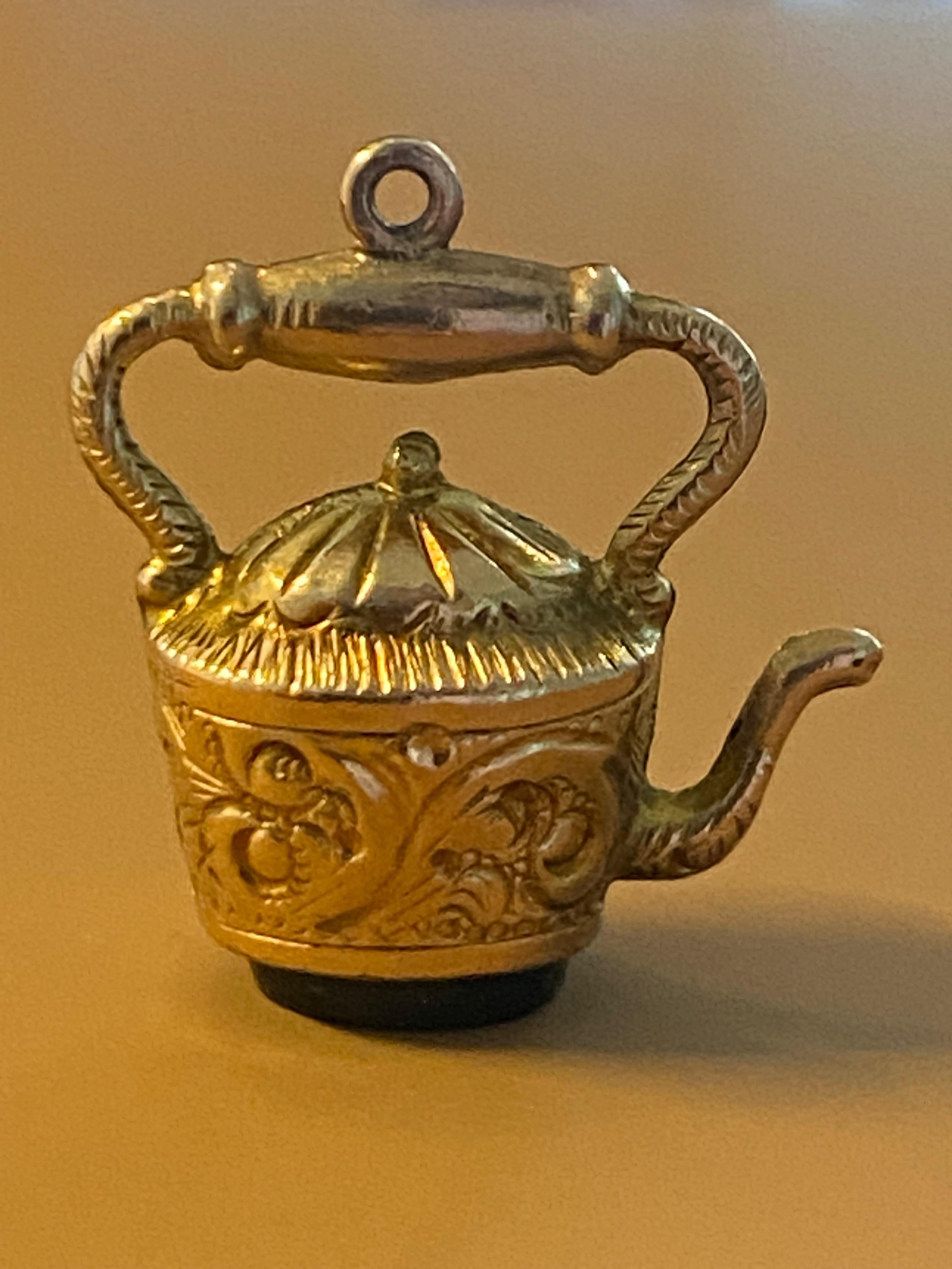 9K Yellow Gold & Bloodstone Base Finely Engraved Vintage Teapot / Kettle Charm For Sale 1