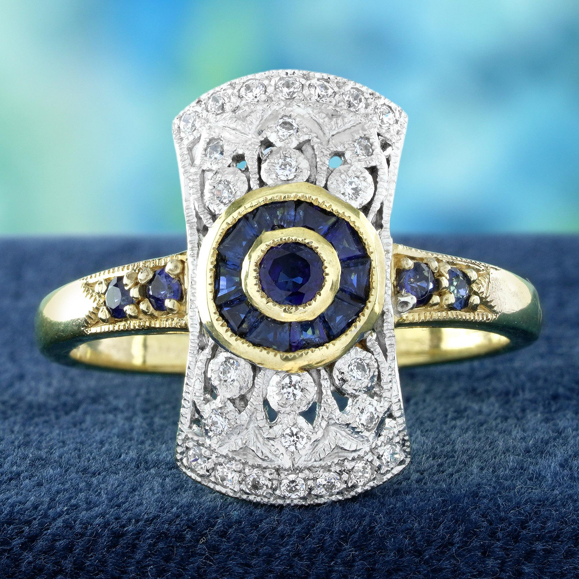 In der Mitte ein tiefblauer Saphir, der reiche, königliche Schönheit ausstrahlt. Ein funkelnder Halo aus Brillanten umgibt den Saphir und unterstreicht seine lebendige Farbe. Die vom Vintage-Stil inspirierte Fassung ist mit zarten Details verziert,