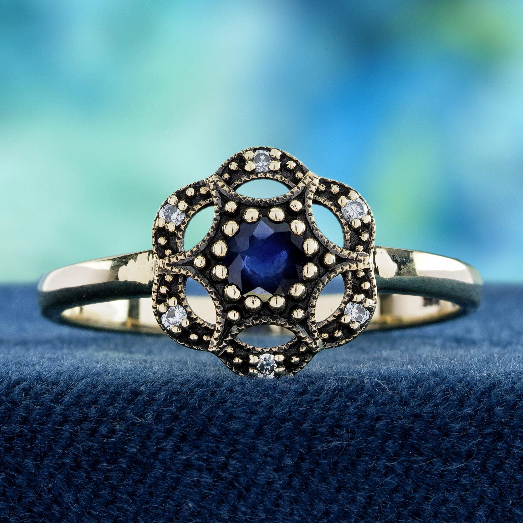 Dieser florale Ring im Vintage-Stil ist von zeitloser Schönheit. In seinem Zentrum erblüht ein tiefblauer Saphir - kühn, königlich und unendlich bezaubernd. Um sie herum entfalten sich mit Diamanten besetzte Blütenblätter, die die Eleganz eines in