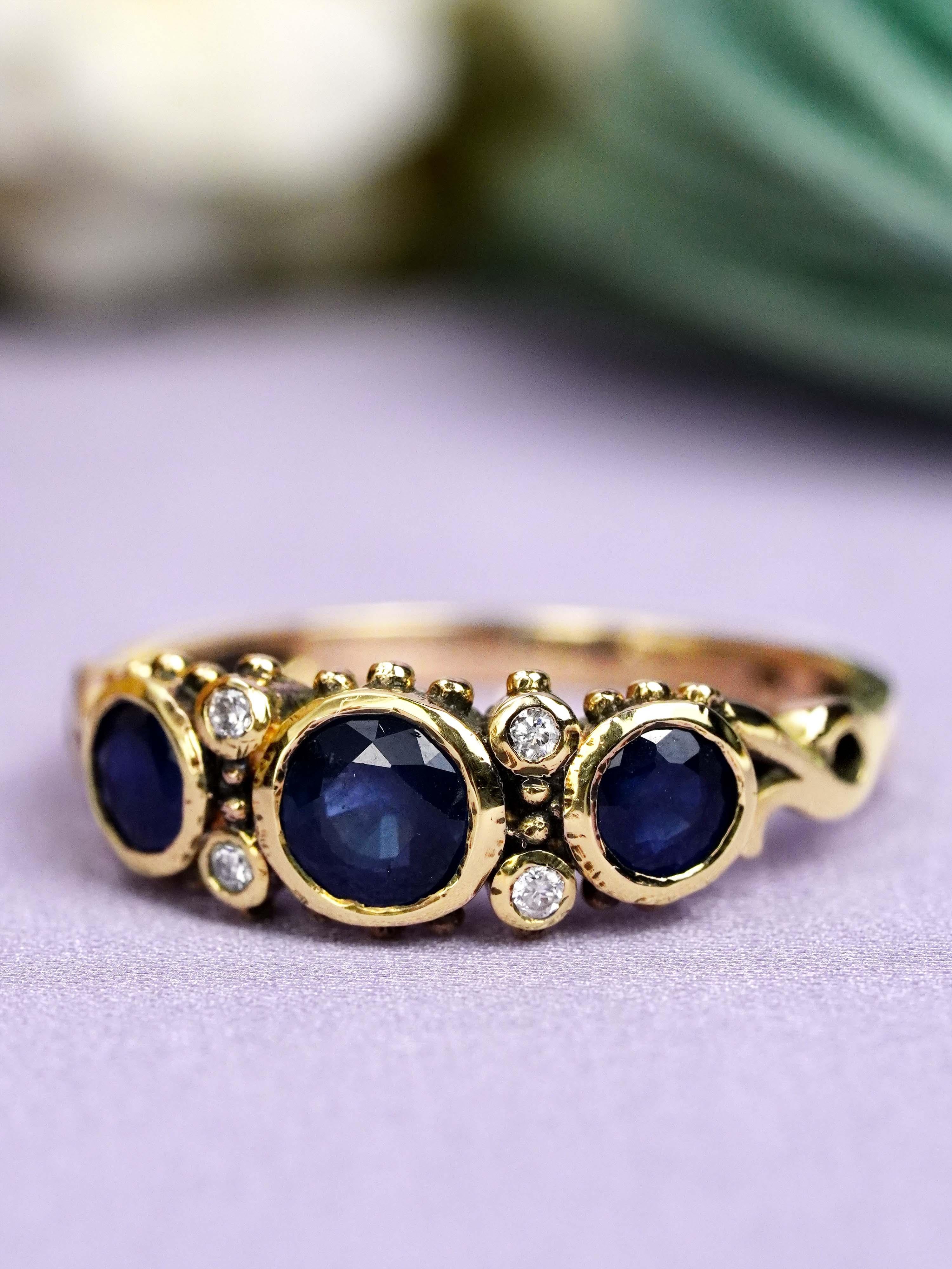 9K Gelbgold Blauer Saphir und Diamant Vintage Style Drei Stein Ring (Edwardian) im Angebot