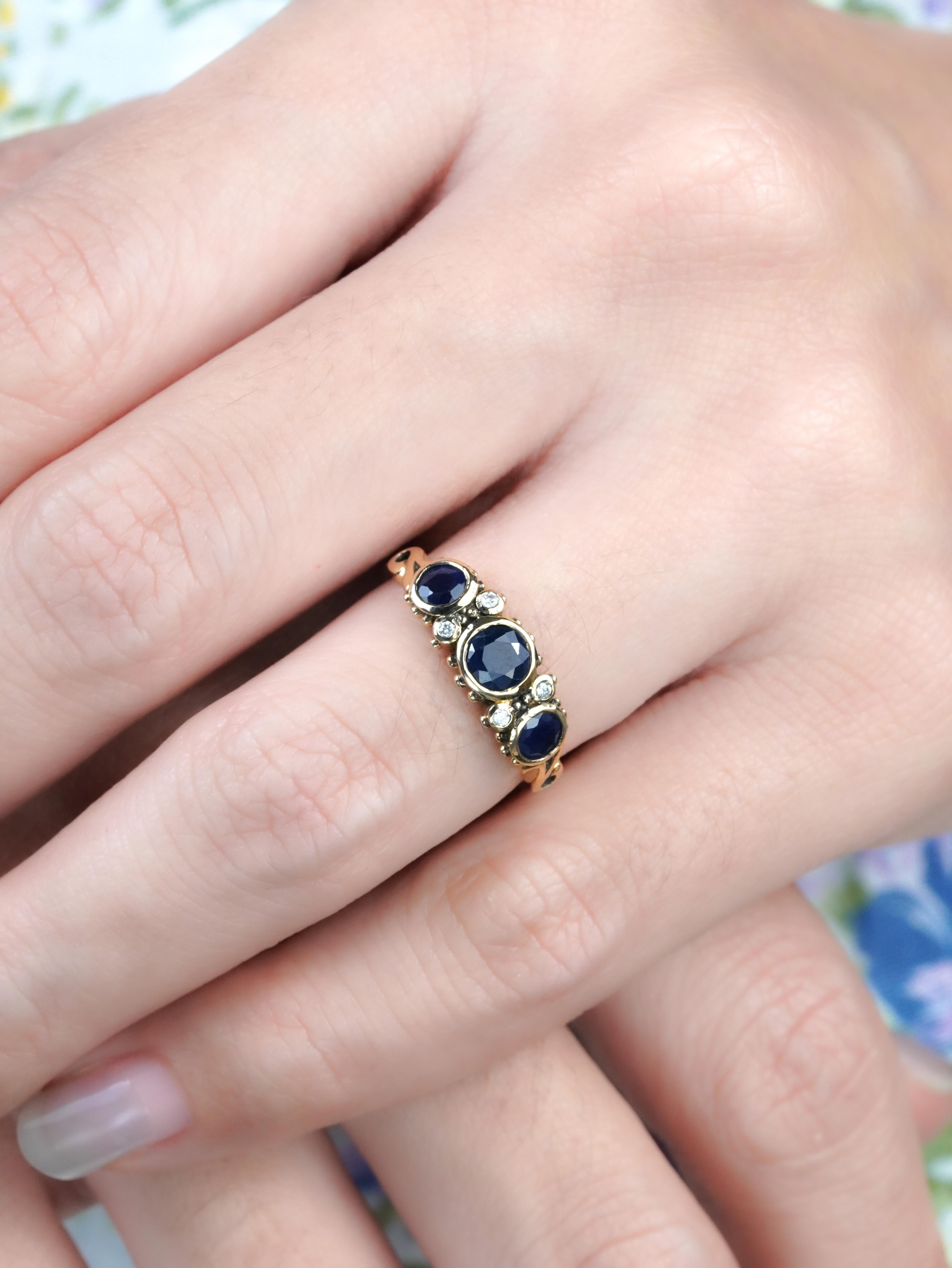 9K Gelbgold Blauer Saphir und Diamant Vintage Style Drei Stein Ring (Rundschliff) im Angebot