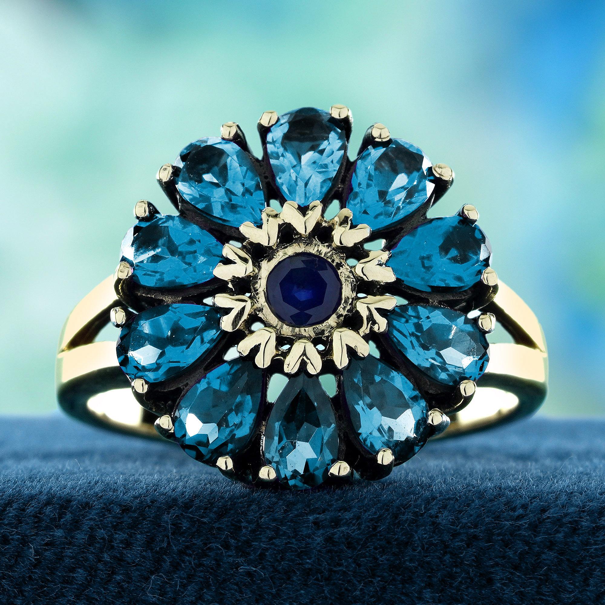 Ein tiefblauer, samtiger Saphir, der durch seine Brillanz besticht, bildet das Herzstück des Designs. Um ihn herum bildet ein Halo aus lebhaften Londoner Blautopas-Edelsteinen die Blütenblätter einer atemberaubenden Blume, von denen jedes einzelne