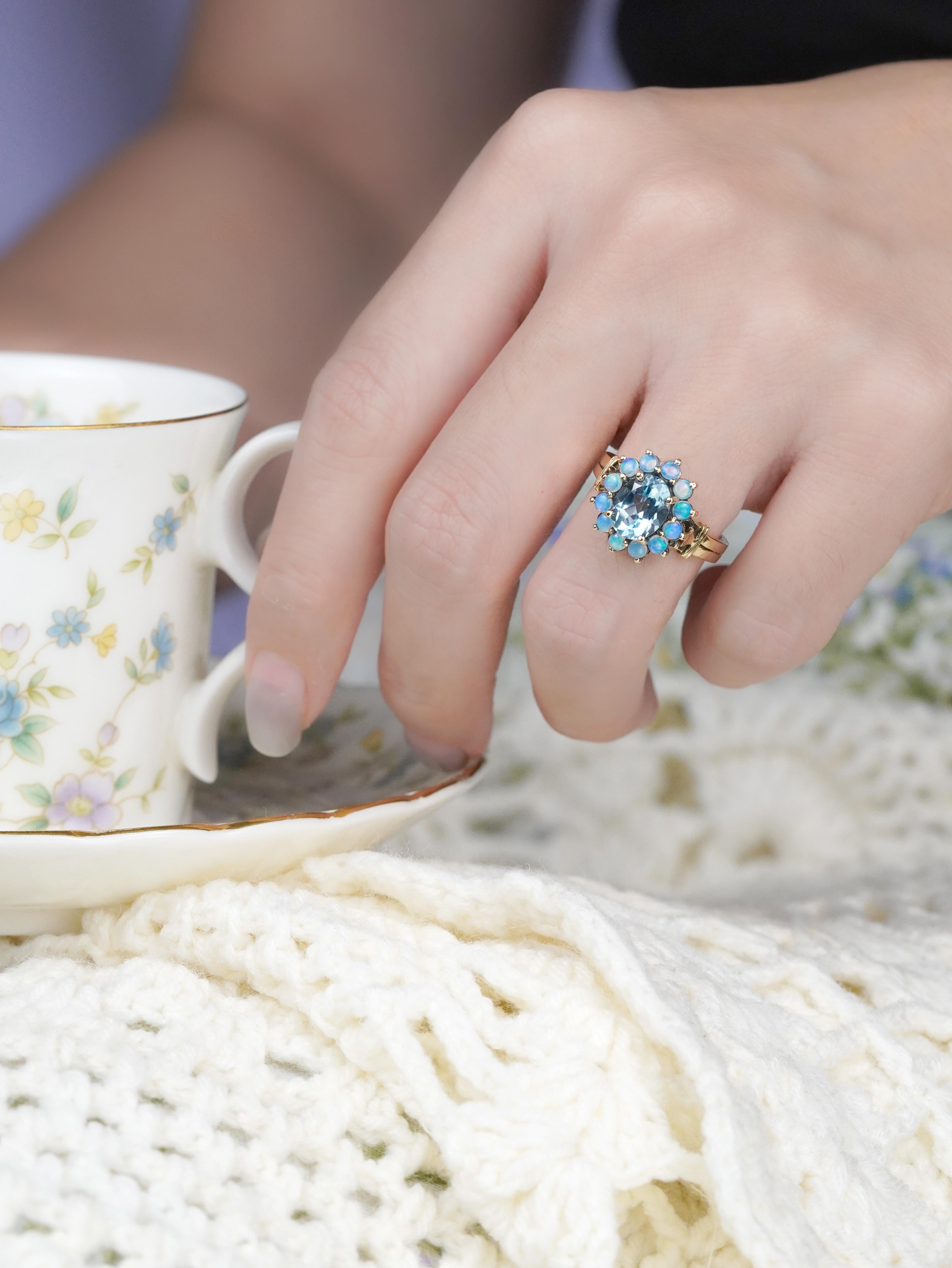 9K Gelbgold Blauer Topas und Opal Vintage Style Cluster Ring im Angebot 5