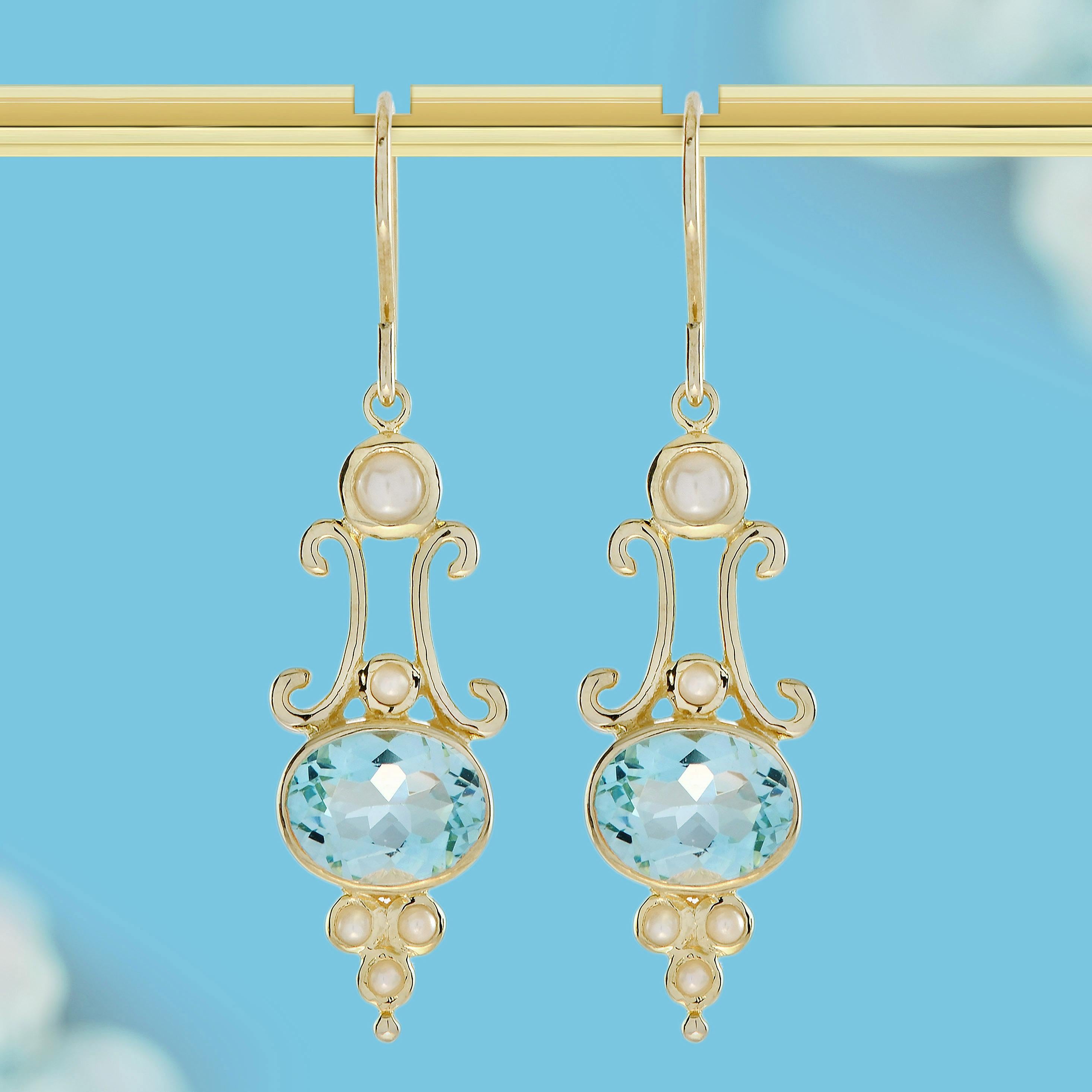 Ces boucles d'oreilles pendantes de style victorien exsudent une grâce intemporelle, avec des perles rondes serties en chaton qui ancrent le design avec une douce élégance. Délicatement reliées par des motifs floraux ornés, les boucles d'oreilles se