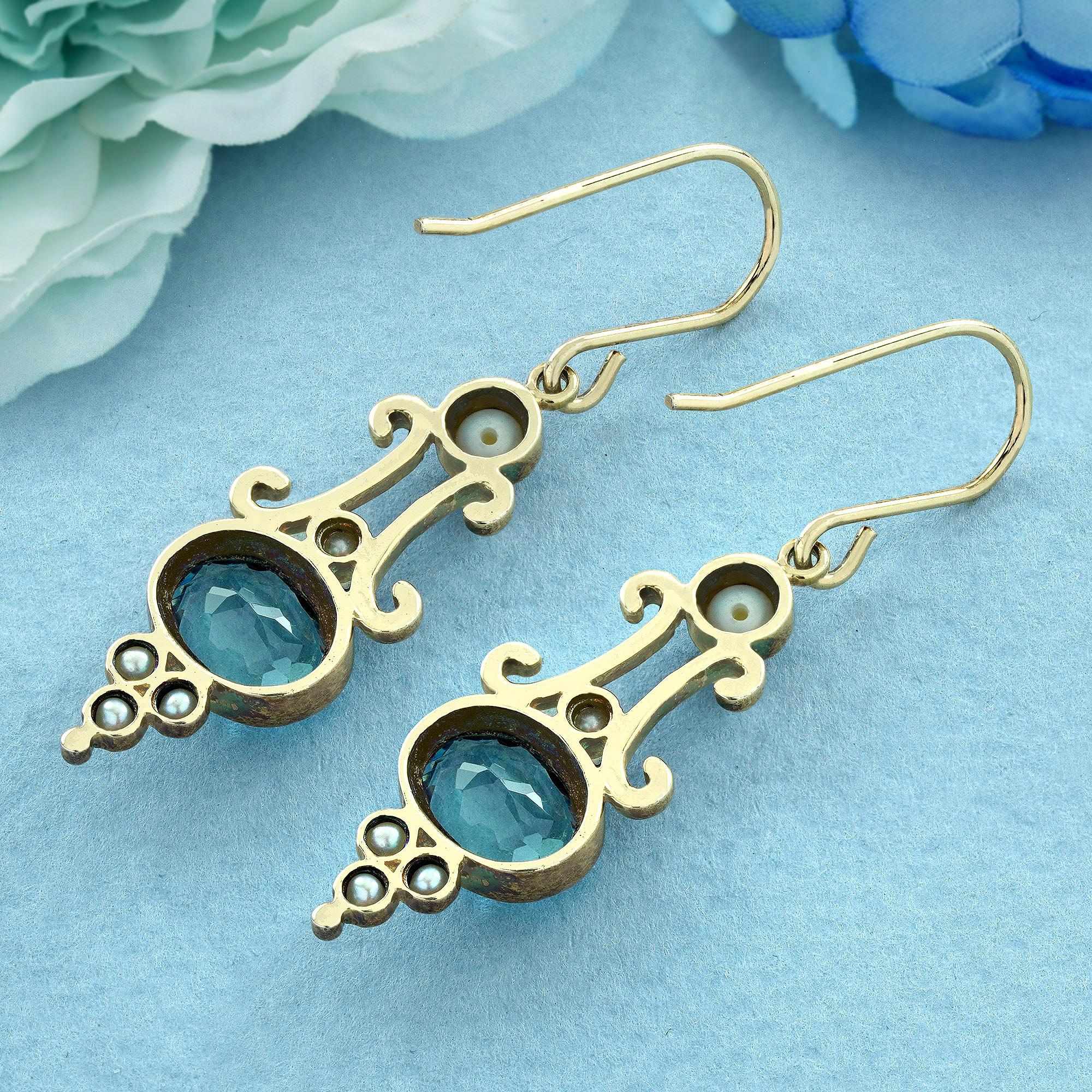 Taille ovale Boucles d'oreilles pendantes de style victorien en or jaune 9K avec topaze bleue et perle en vente