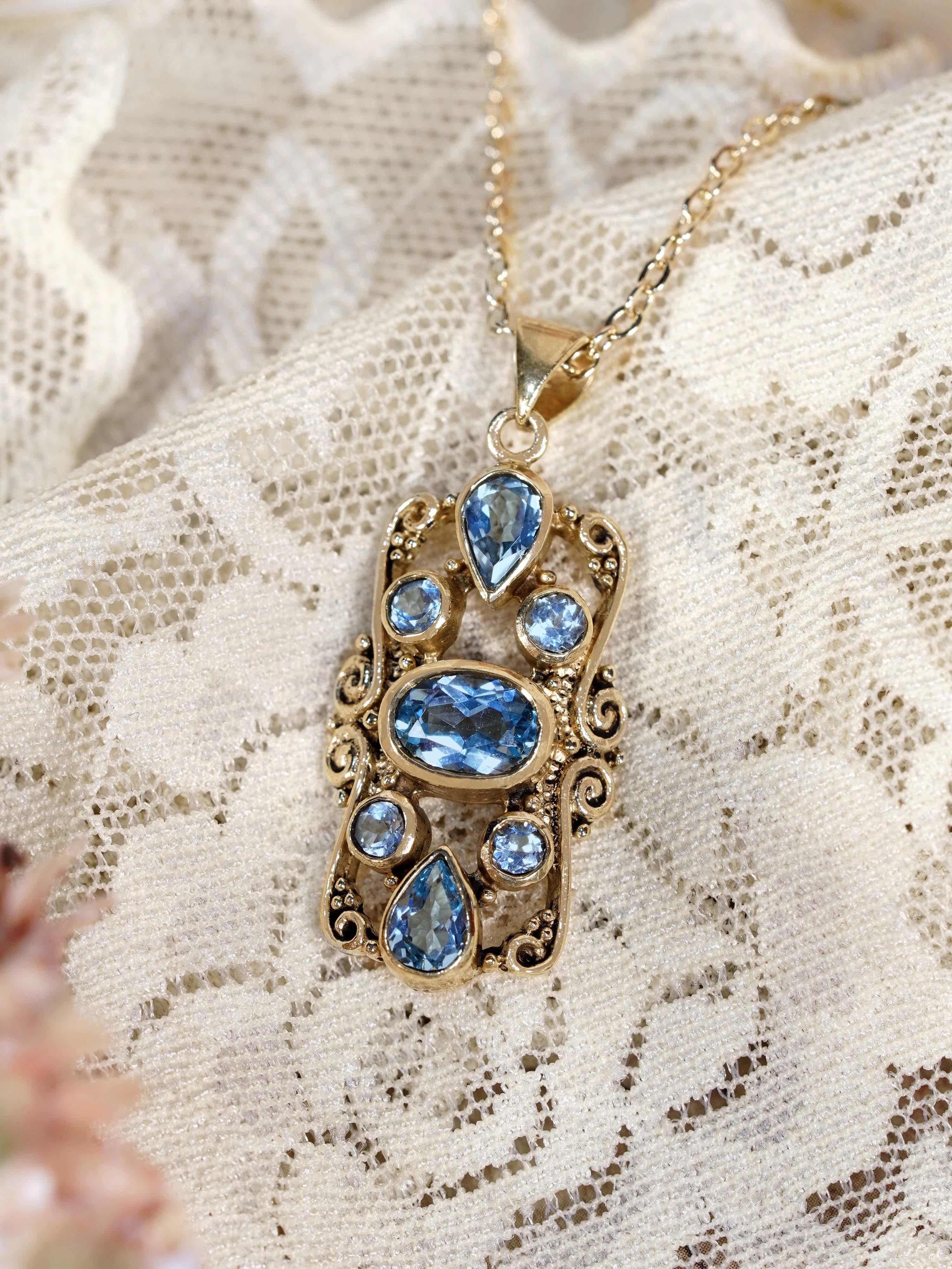 Pendentif de style victorien en or jaune 9K avec topaze bleue Pour femmes en vente